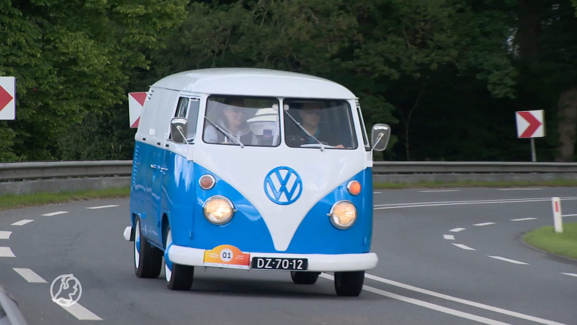 Kleurrijke tour door Nederland: Volkswagen-bus bestaat 75 jaar