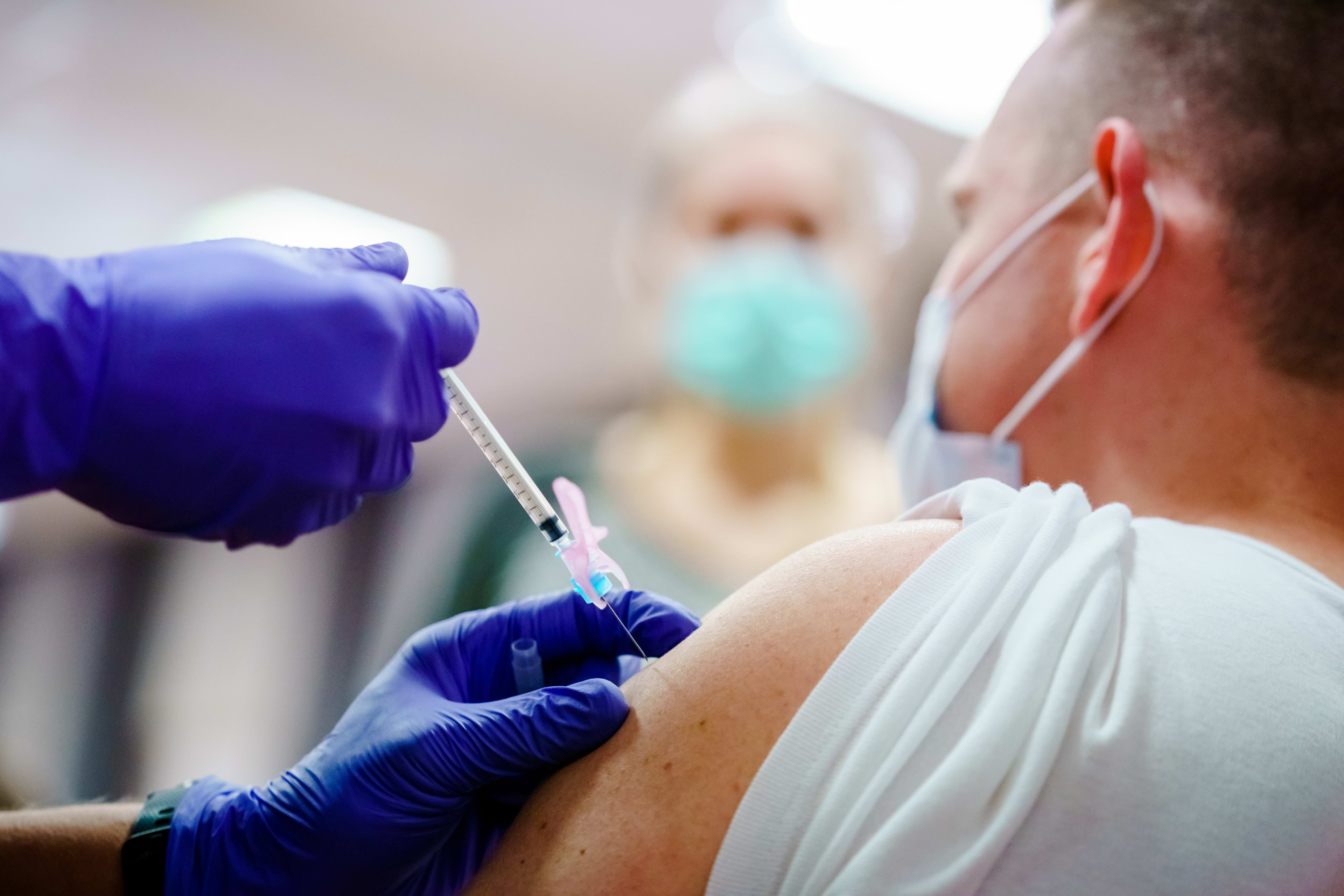 Huisartsen dringen aan: snel vaccin voor risicogroepen onder 60