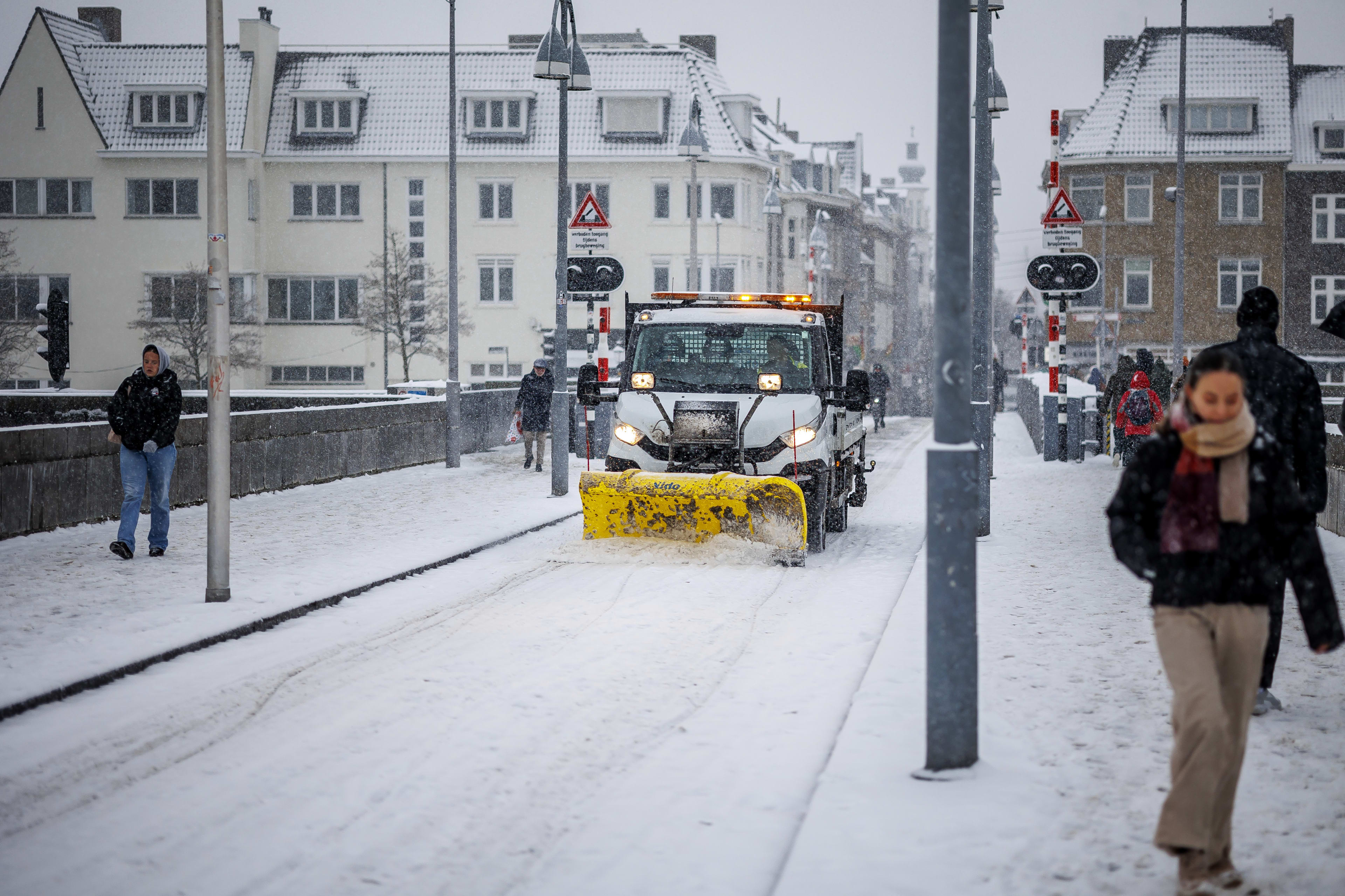 Code geel in deel van land vanwege gladheid: 20 centimeter sneeuw gevallen in Limburg