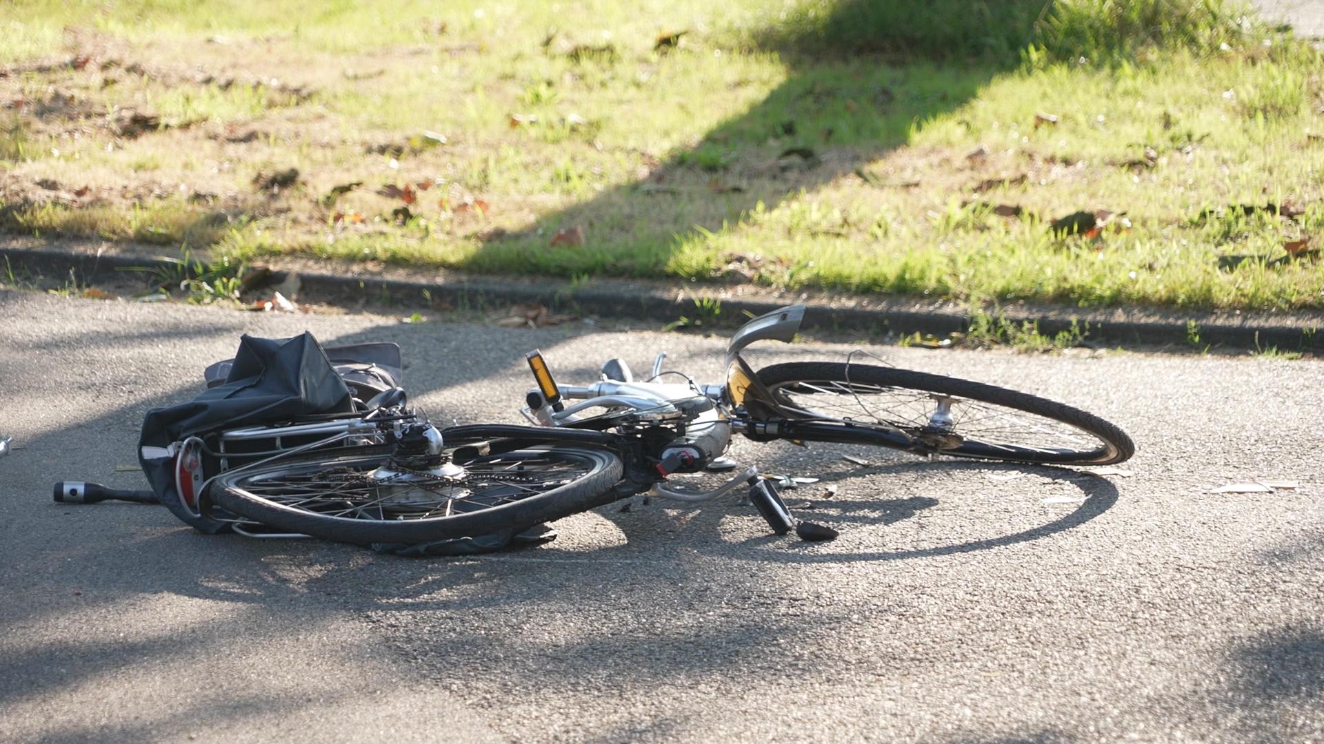 Fietsster (57) overleden na botsing met auto in Oss