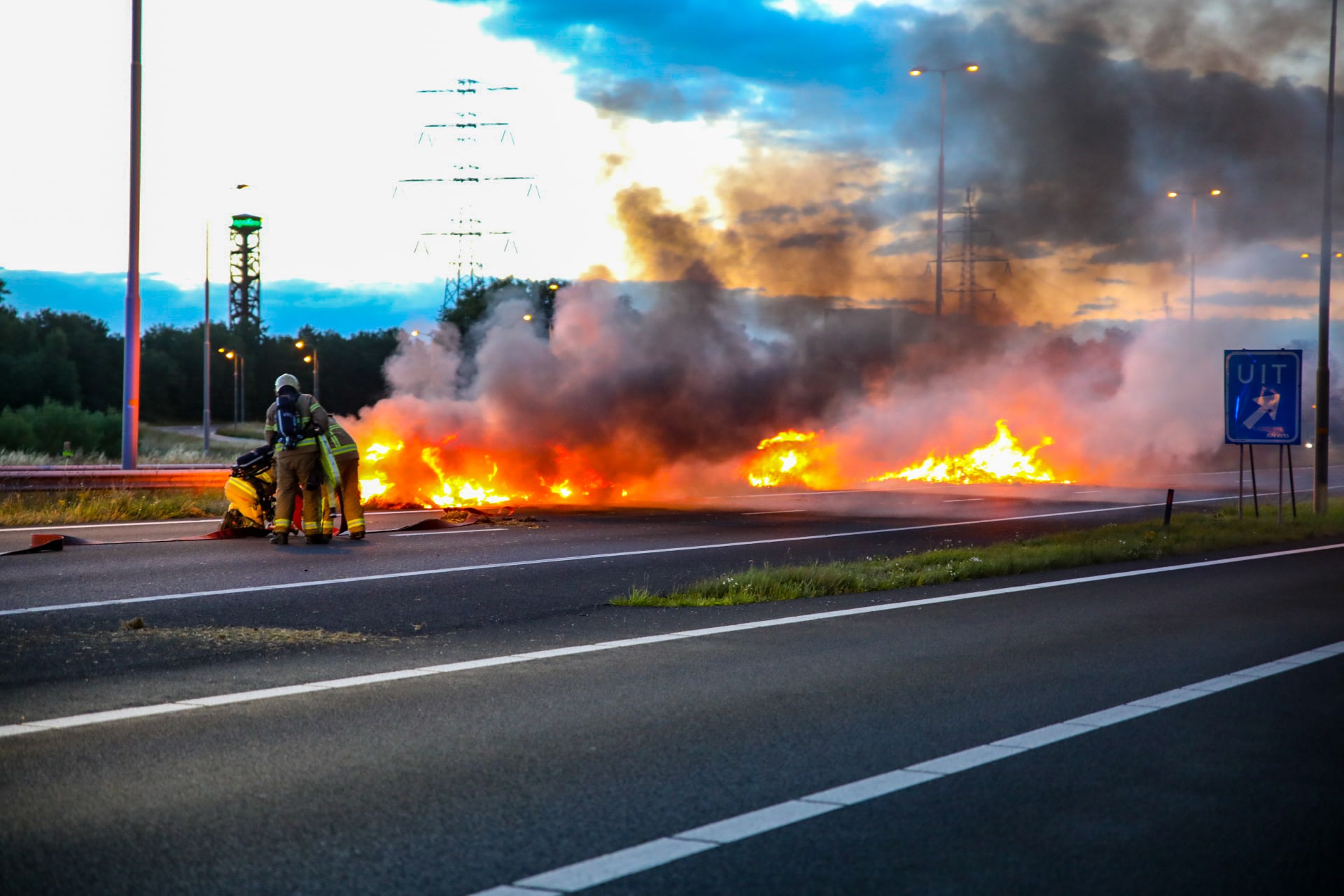 Boeren steken hooibalen in brand op A50 bij Apeldoorn, snelweg dicht