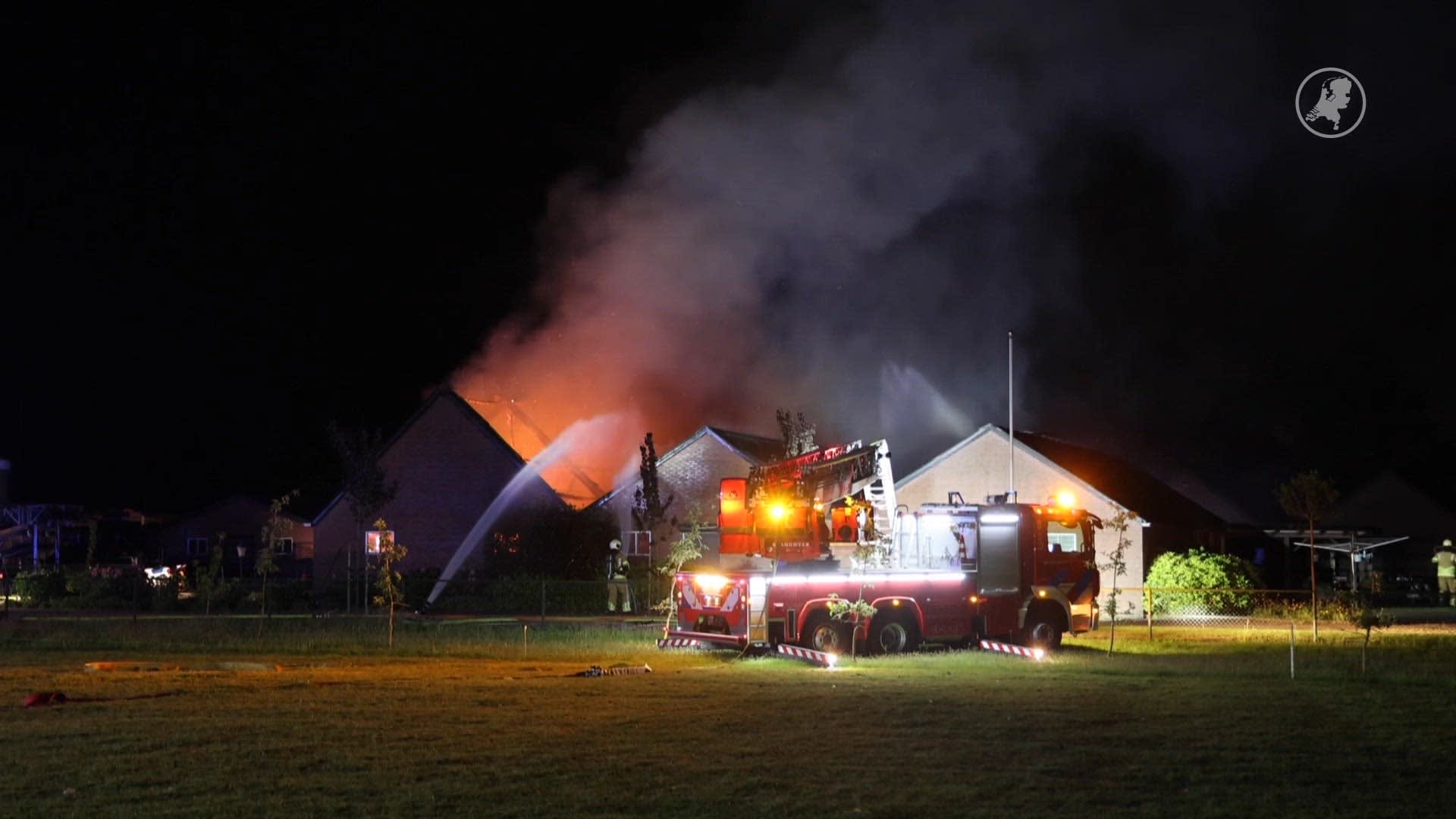 Grote schuurbrand in Utrechtse plaats Overberg, kalveren gered