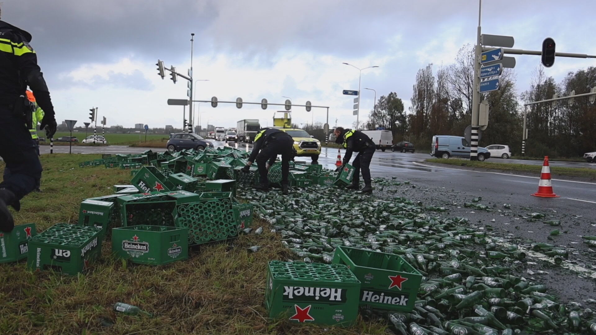 Vreselijke beelden vanaf de N11: tientallen kratten met honderden bierflesjes gesneuveld
