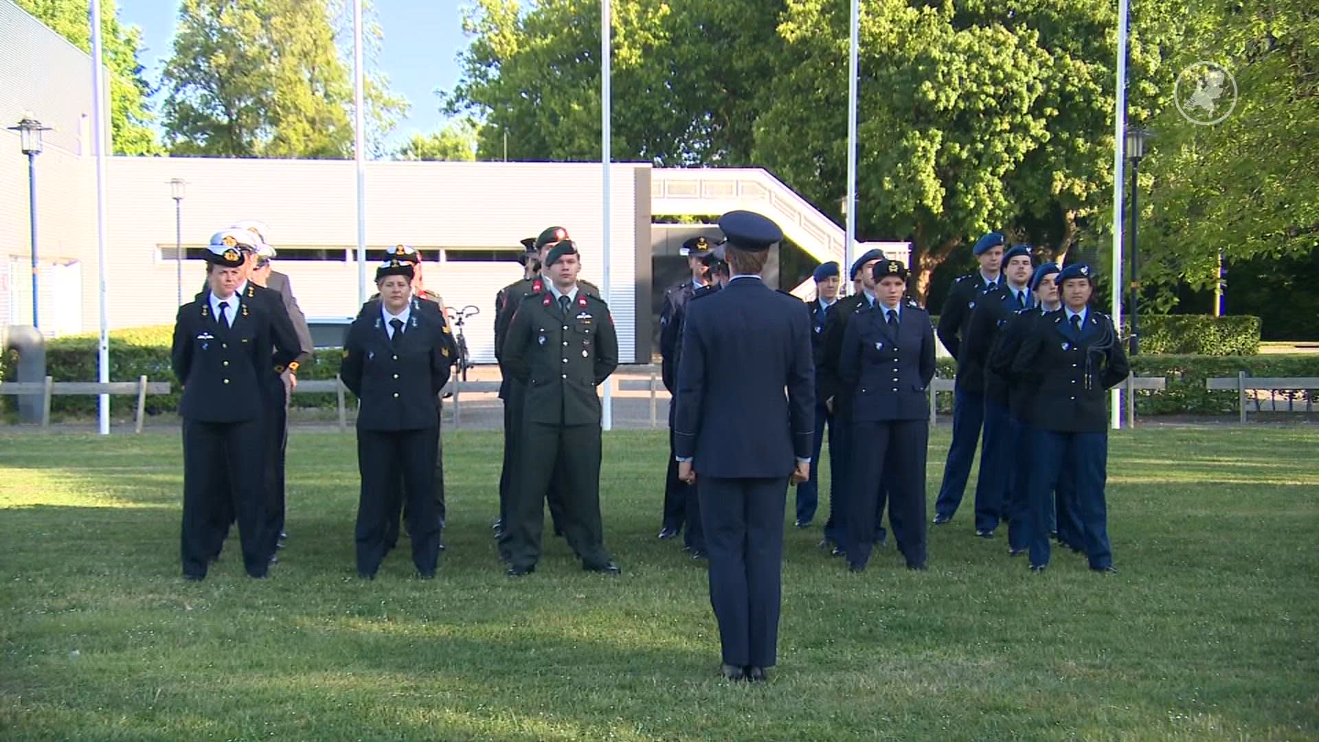 Voorbereiding op historisch moment: defensie-werkstudenten krijgen etiquetteles