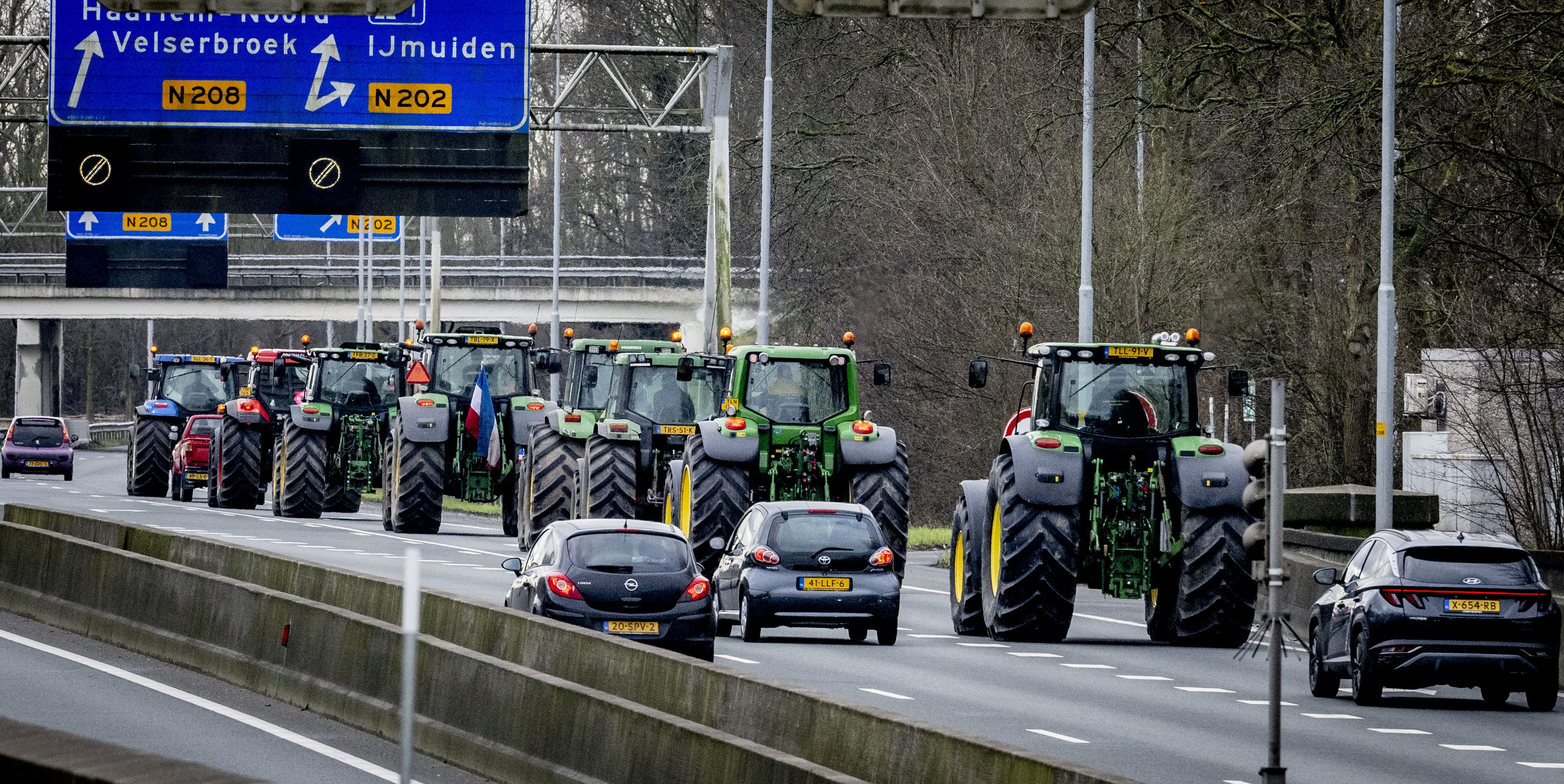 Boeren bieden petitie tegen nieuwe regels aan in provinciehuis Haarlem