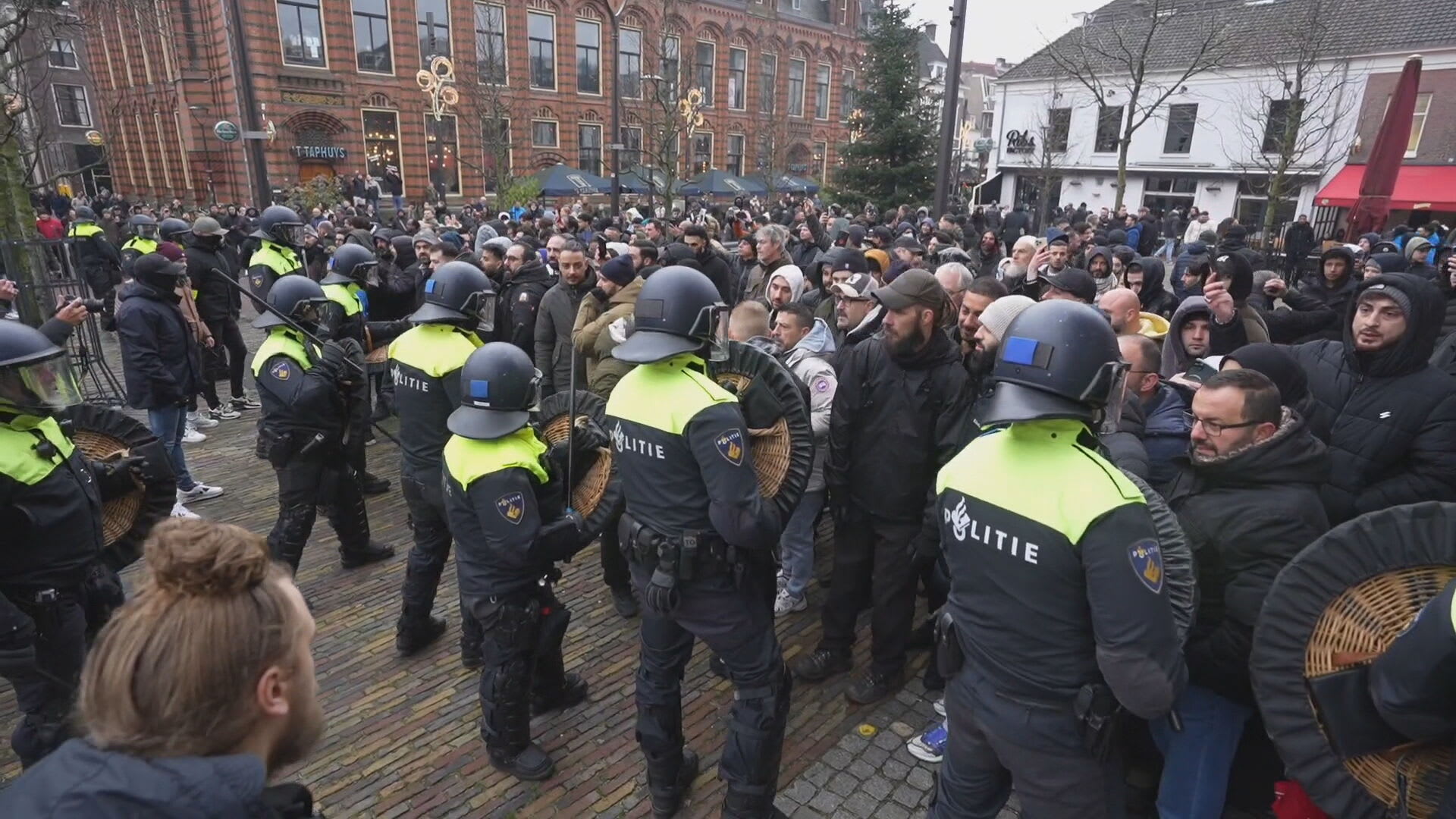 ME grijpt in bij tegendemonstratie koranverbranding Pegida in Arnhem