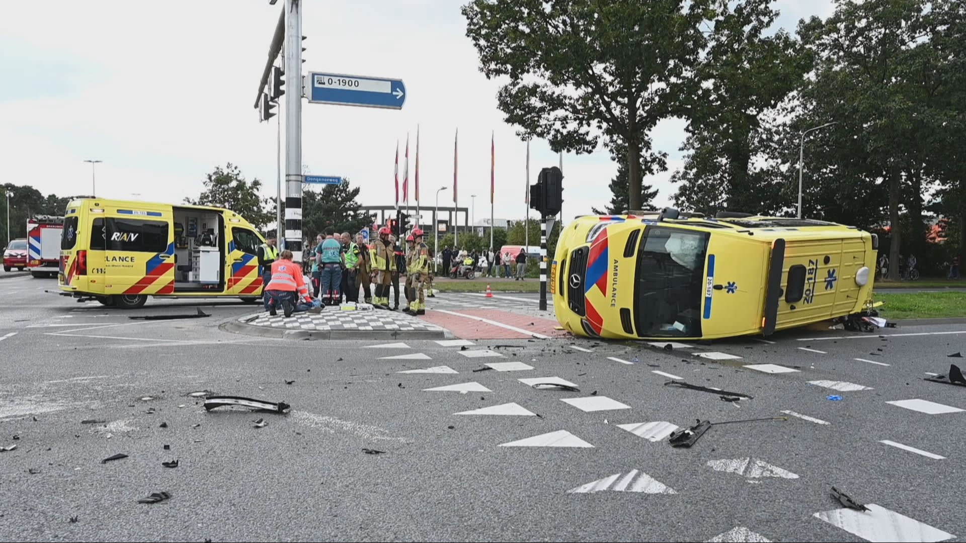 Ambulance op weg naar spoedgeval botst op auto: drie gewonden