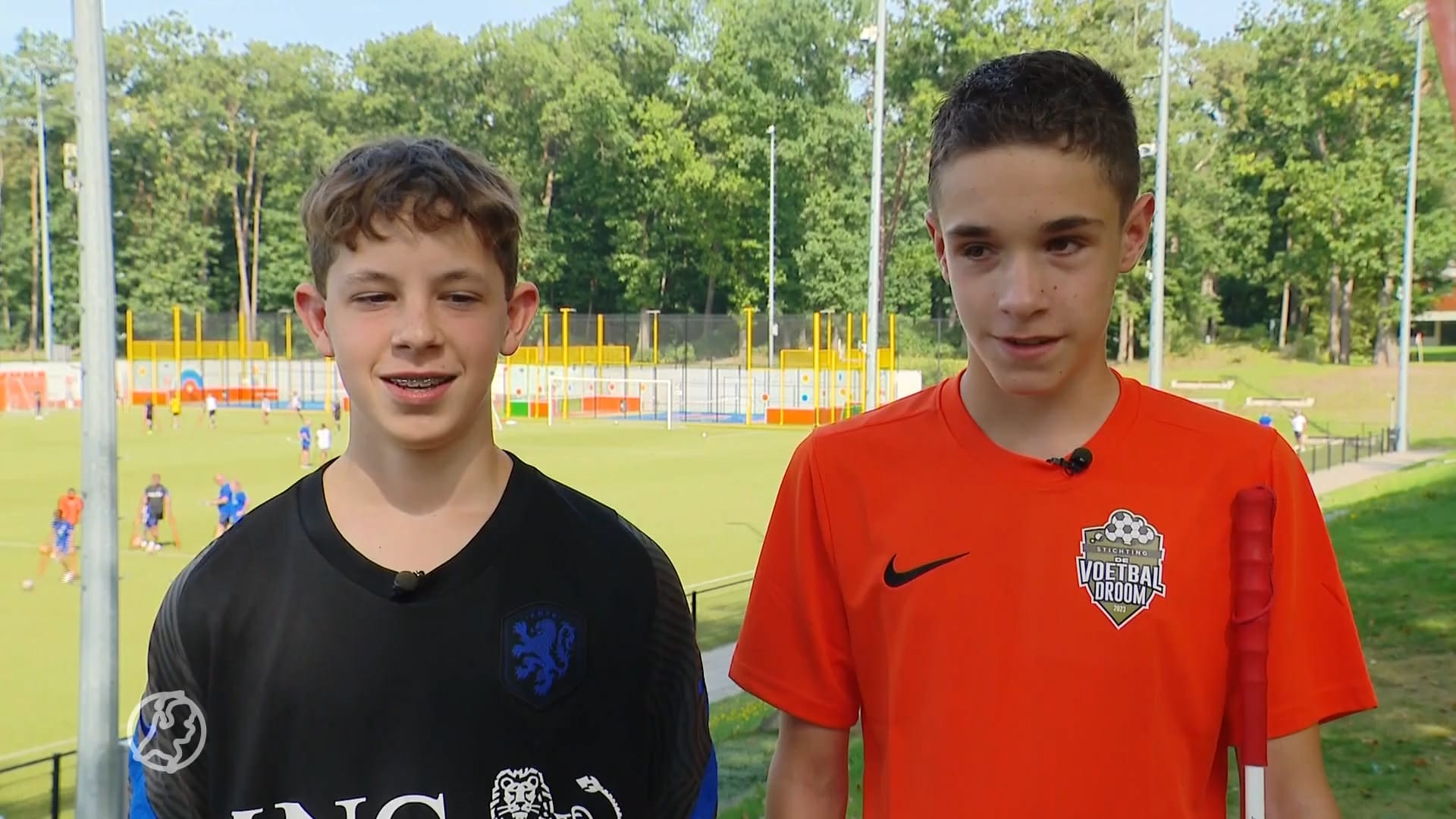 Sven (13) verloor ogen door kanker, maar kan toch voetballen met beste maat Guus