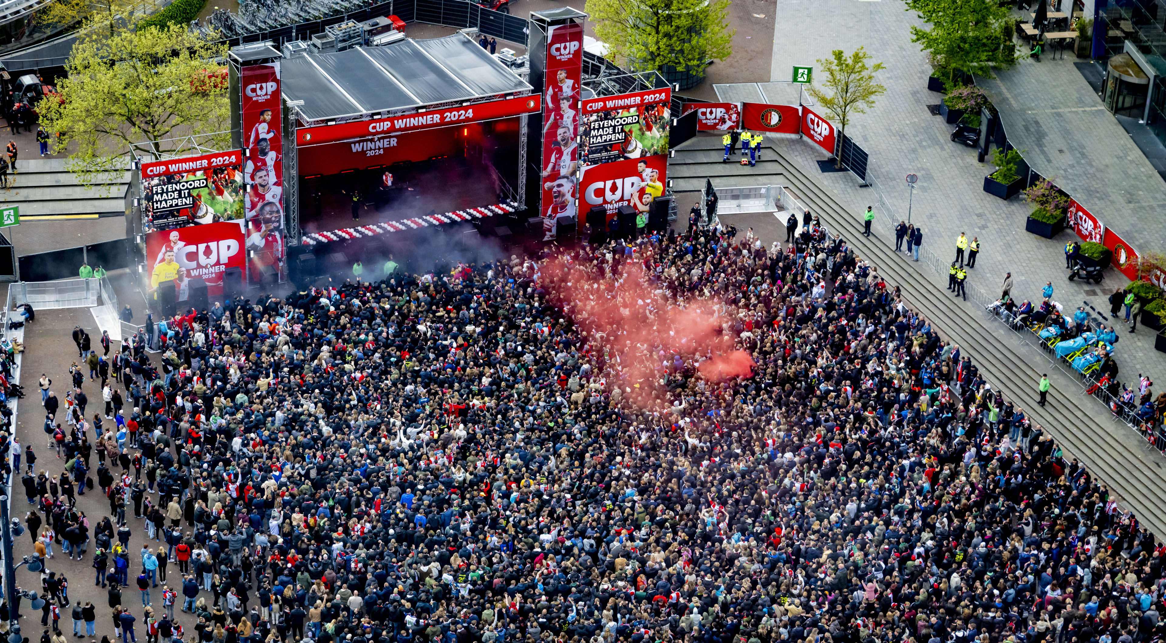 Duizenden fans huldigen Feyenoord in Rotterdam na winnen KNVB-beker