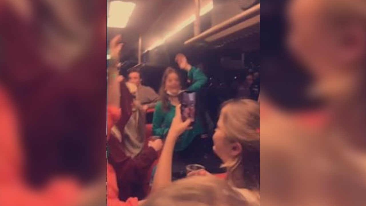 Vindicat-leden die coronafeestje hielden in feestbus voor een jaar geschorst: 'Ik ben piswoest!'