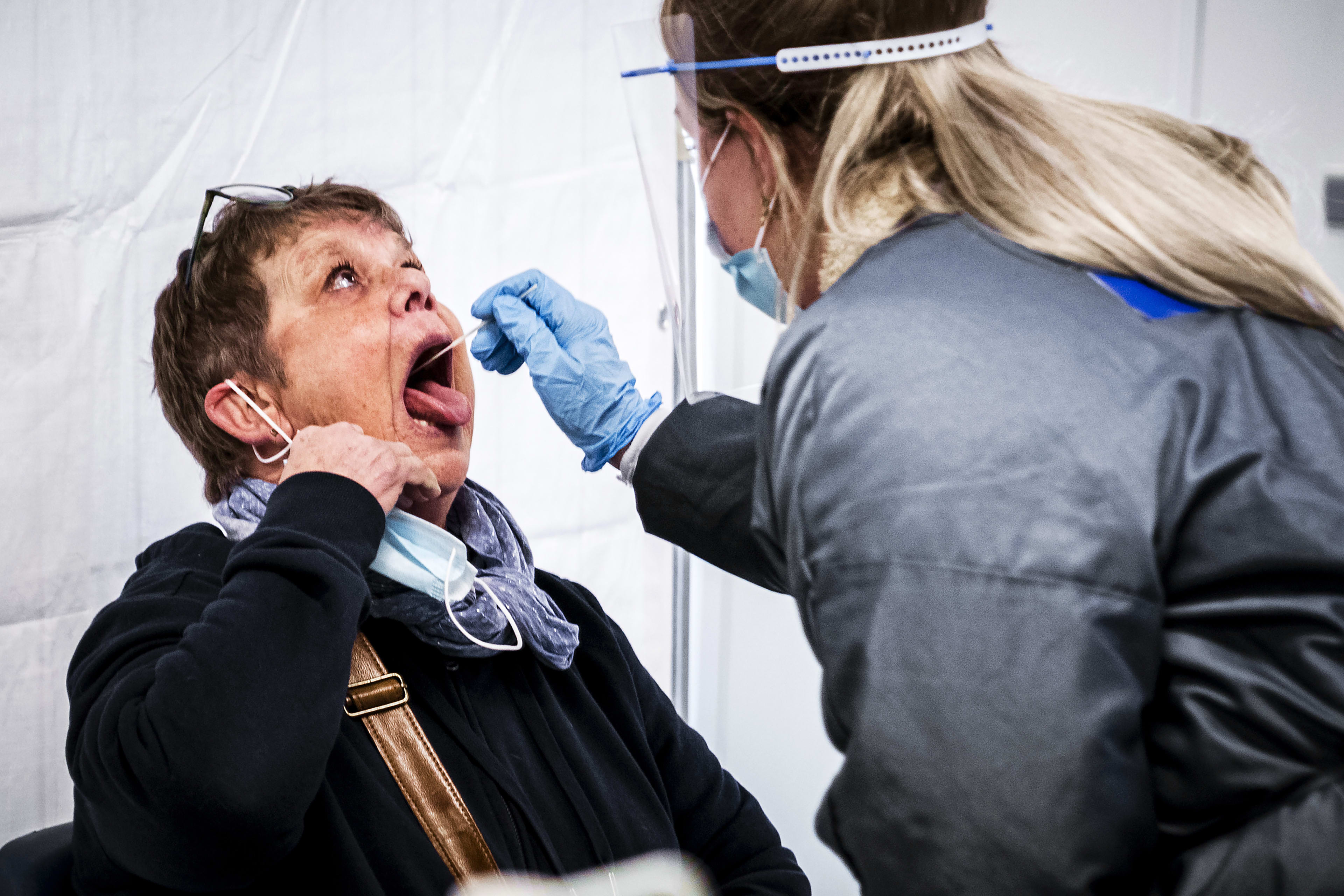 GGD'en sluiten test- en vaccinatielocaties eerder vanwege hitte