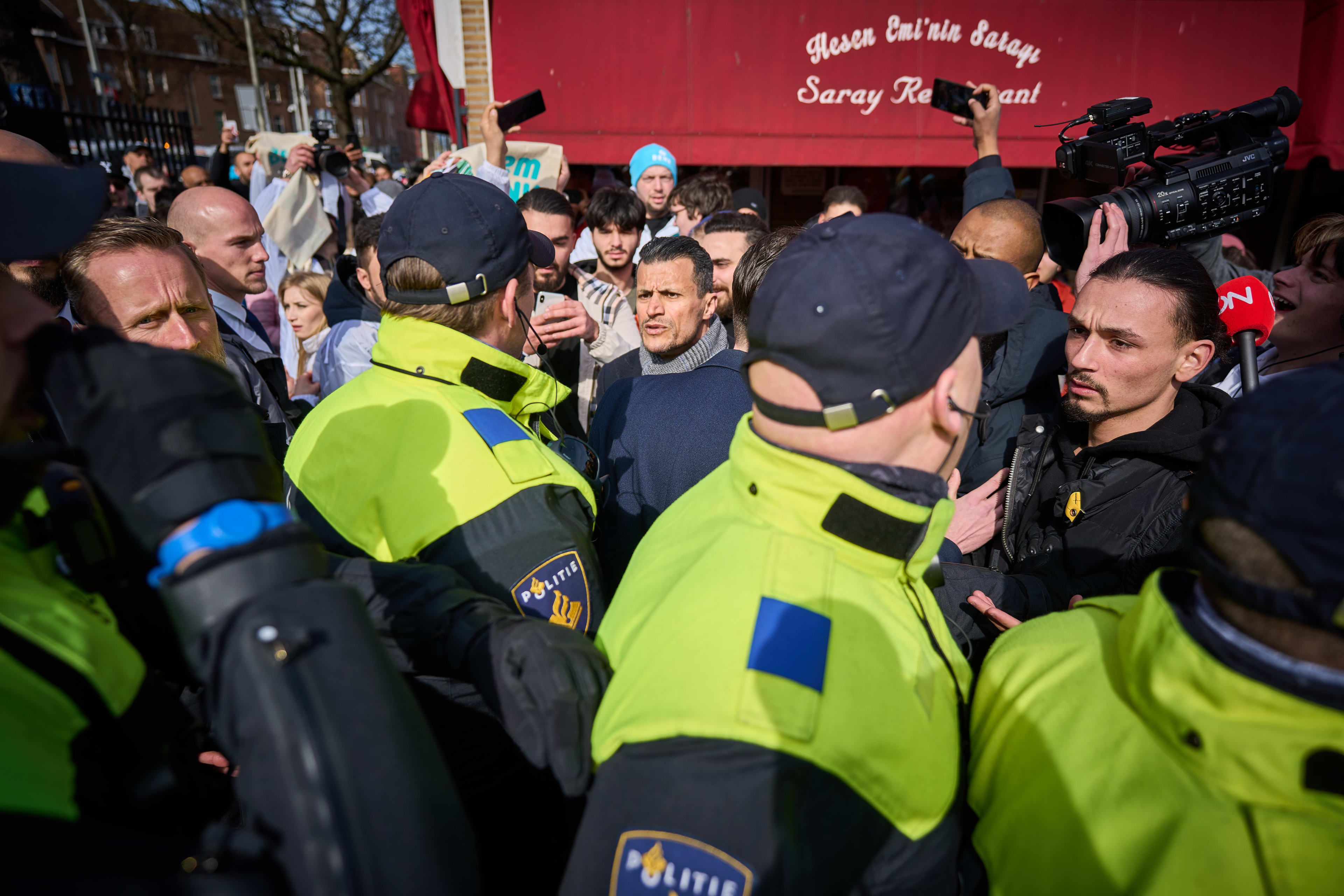 Azarkan (DENK) overweegt klacht tegen politie wegens duw tijdens flyeractie Haagse markt