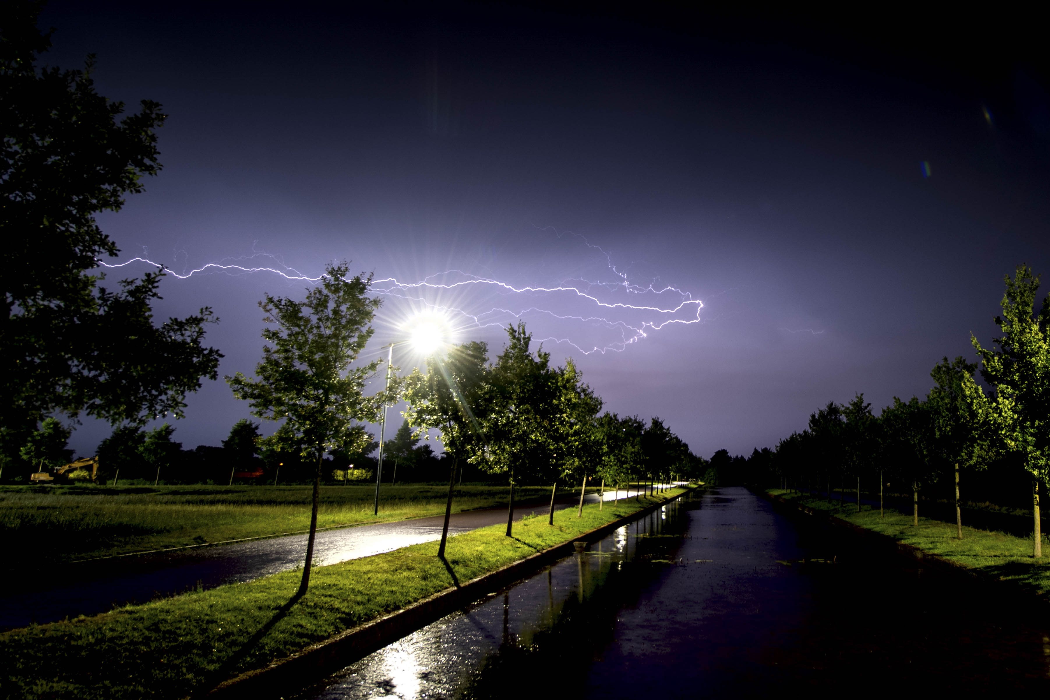 Morgen code geel voor groot deel van Nederland: windstoten, hagel en veel regen