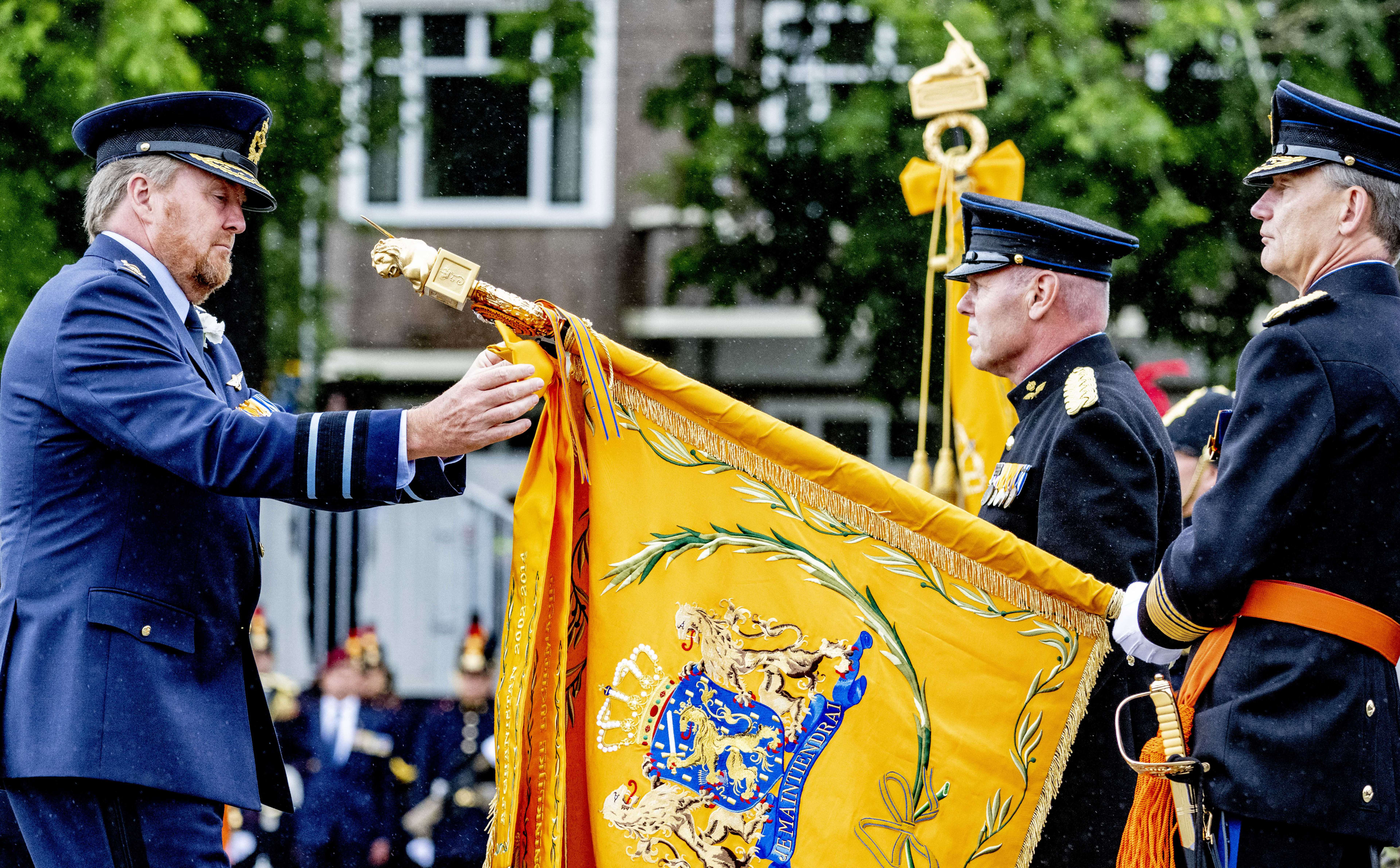 Koning Willem-Alexander reikt bijzondere eretekens uit: 'Het verdriet om de gevallen soldaten gaat nooit meer weg'