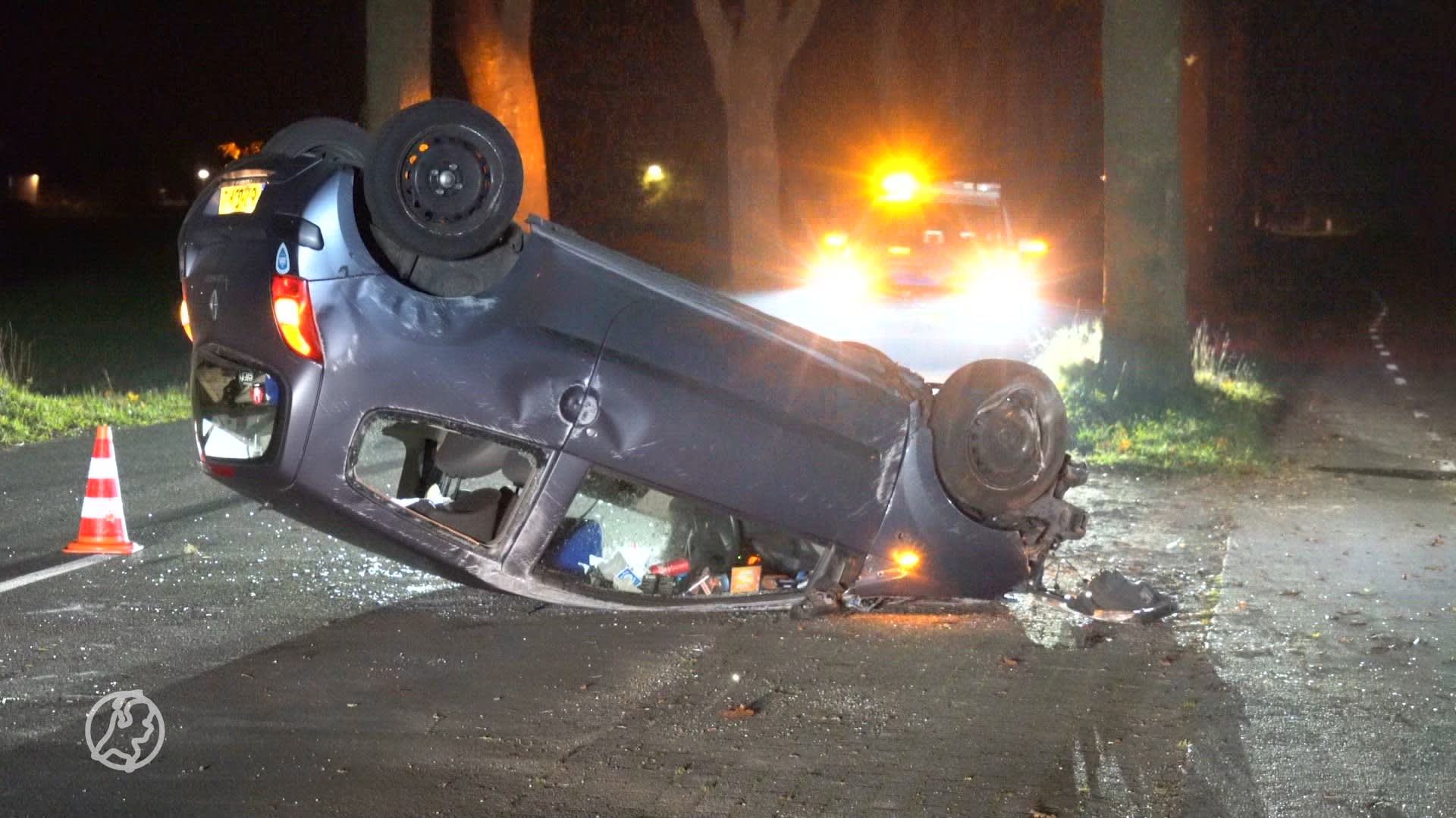Automobilist (27) raakt gewond na crash tegen boom waarna auto over de kop vliegt