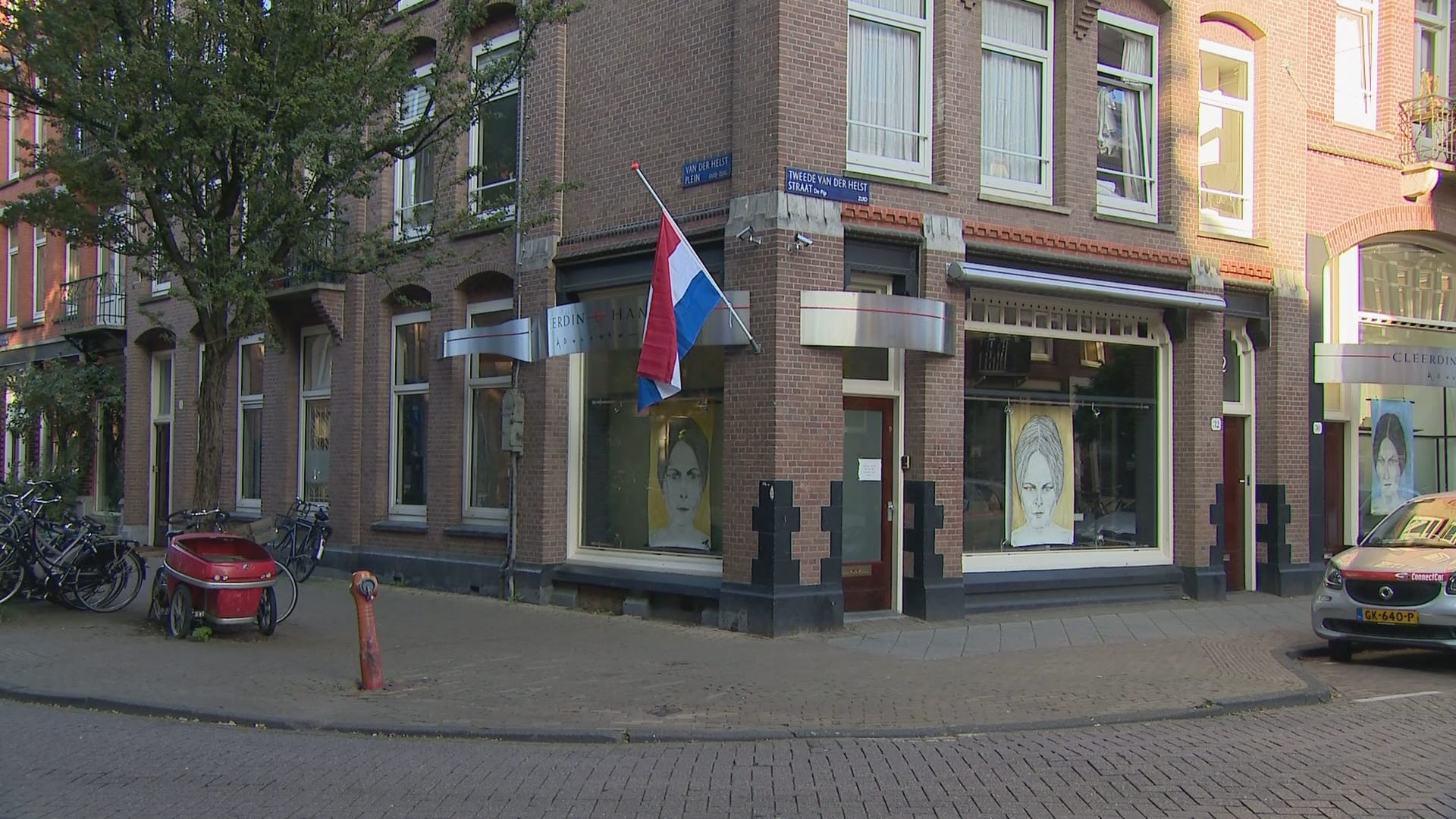 Vlaggen halfstok en minuut stilte: collega's staan jaar later stil bij moord op Derk Wiersum