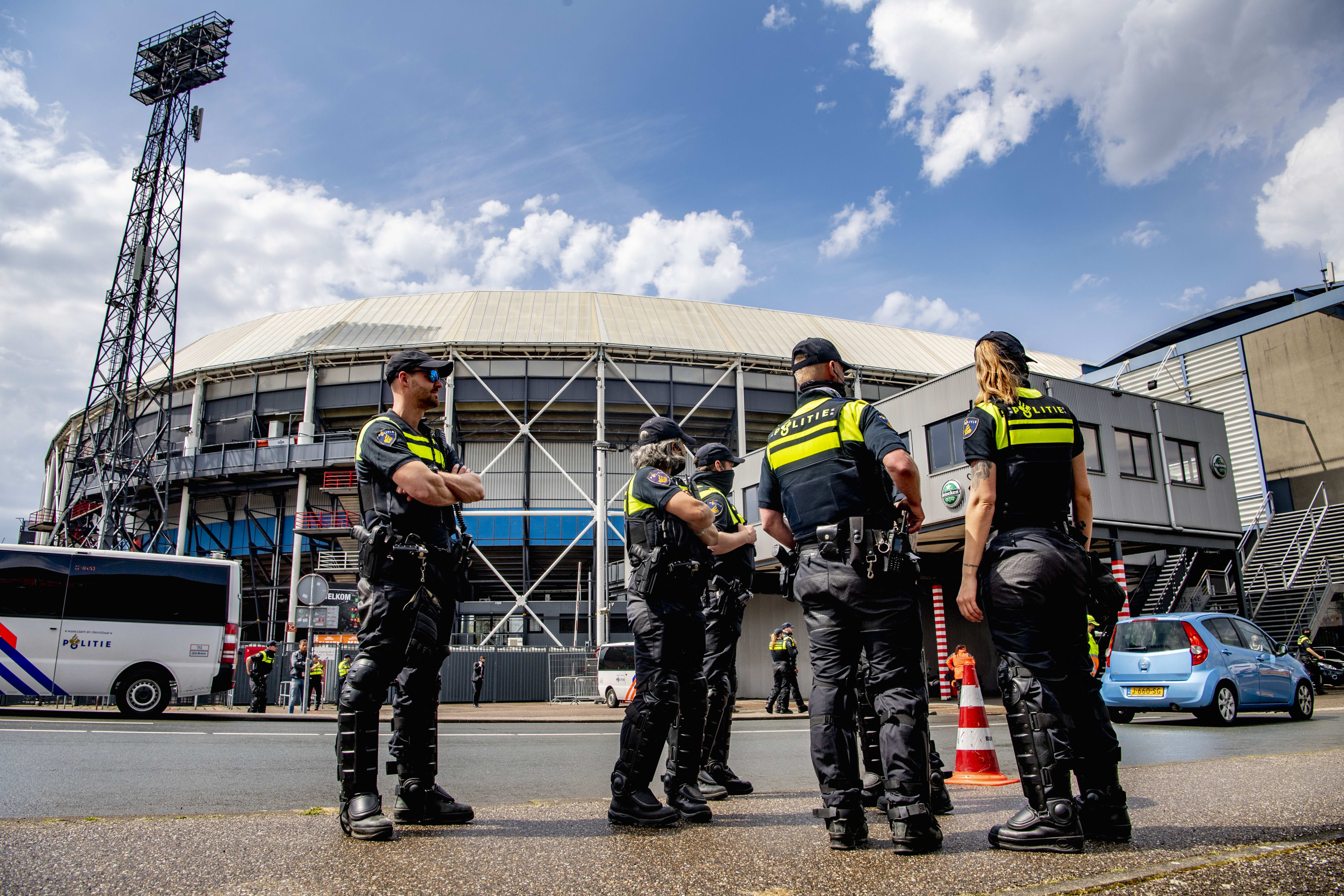 Politie treedt op tegen voetbalsupports voorafgaand aan bekerfinale in De Kuip