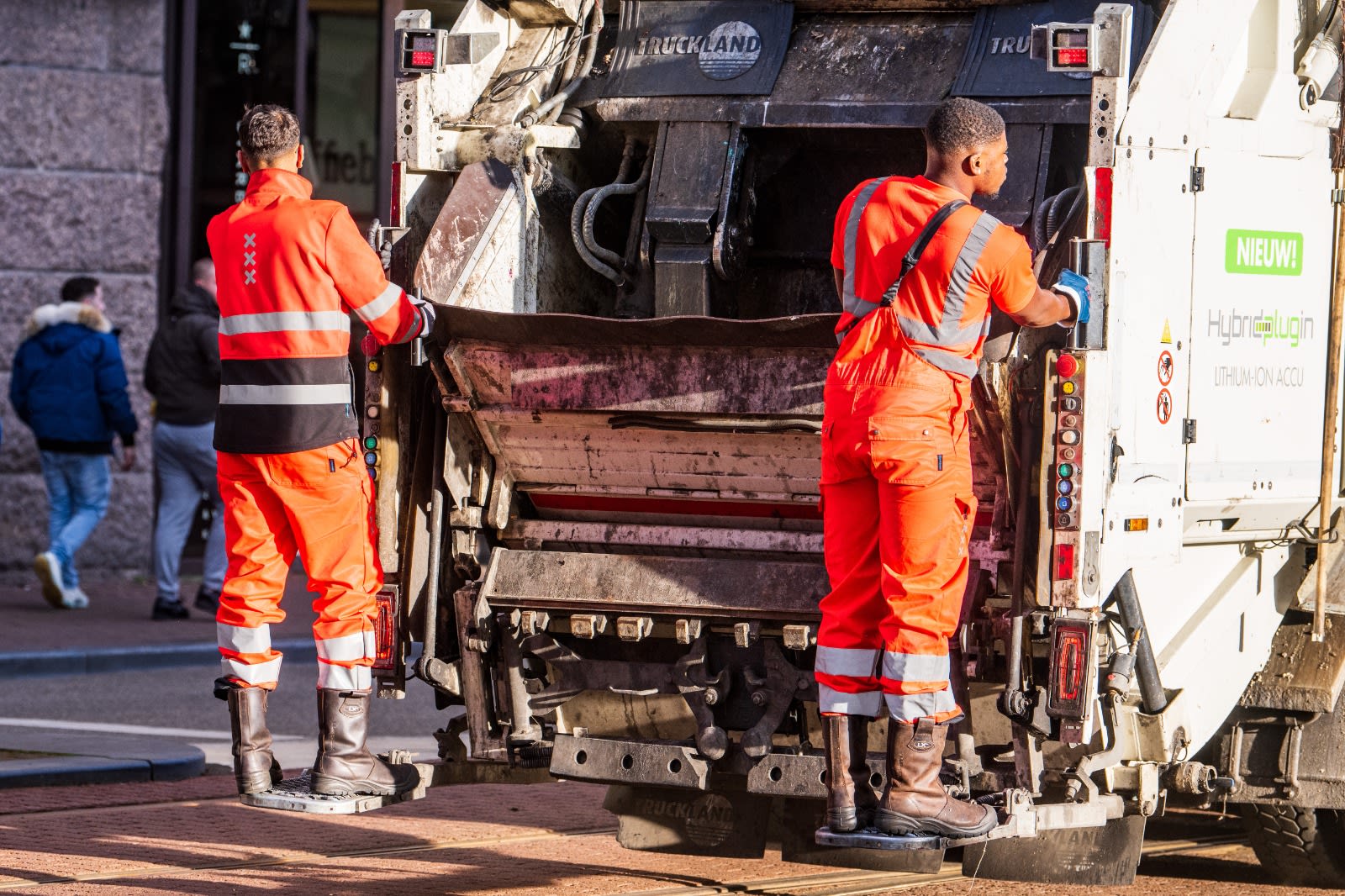 Vuilnismannen en boa's gaan staken voor beter cao, mogelijk volgen andere ambtenaren 