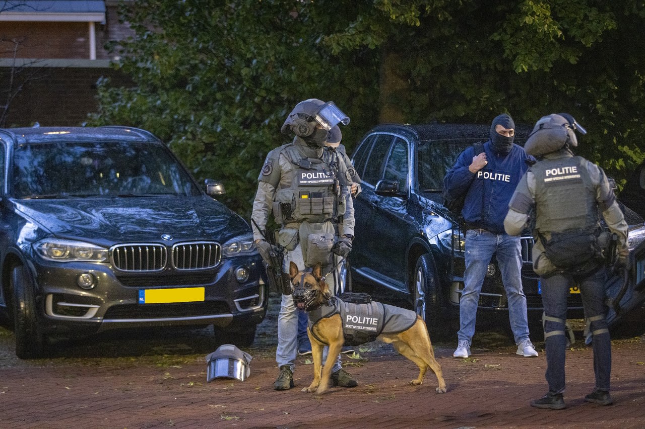 Veel politie in woonwijk Hoofddorp: arrestatieteam valt huis binnen, vier aanhoudingen