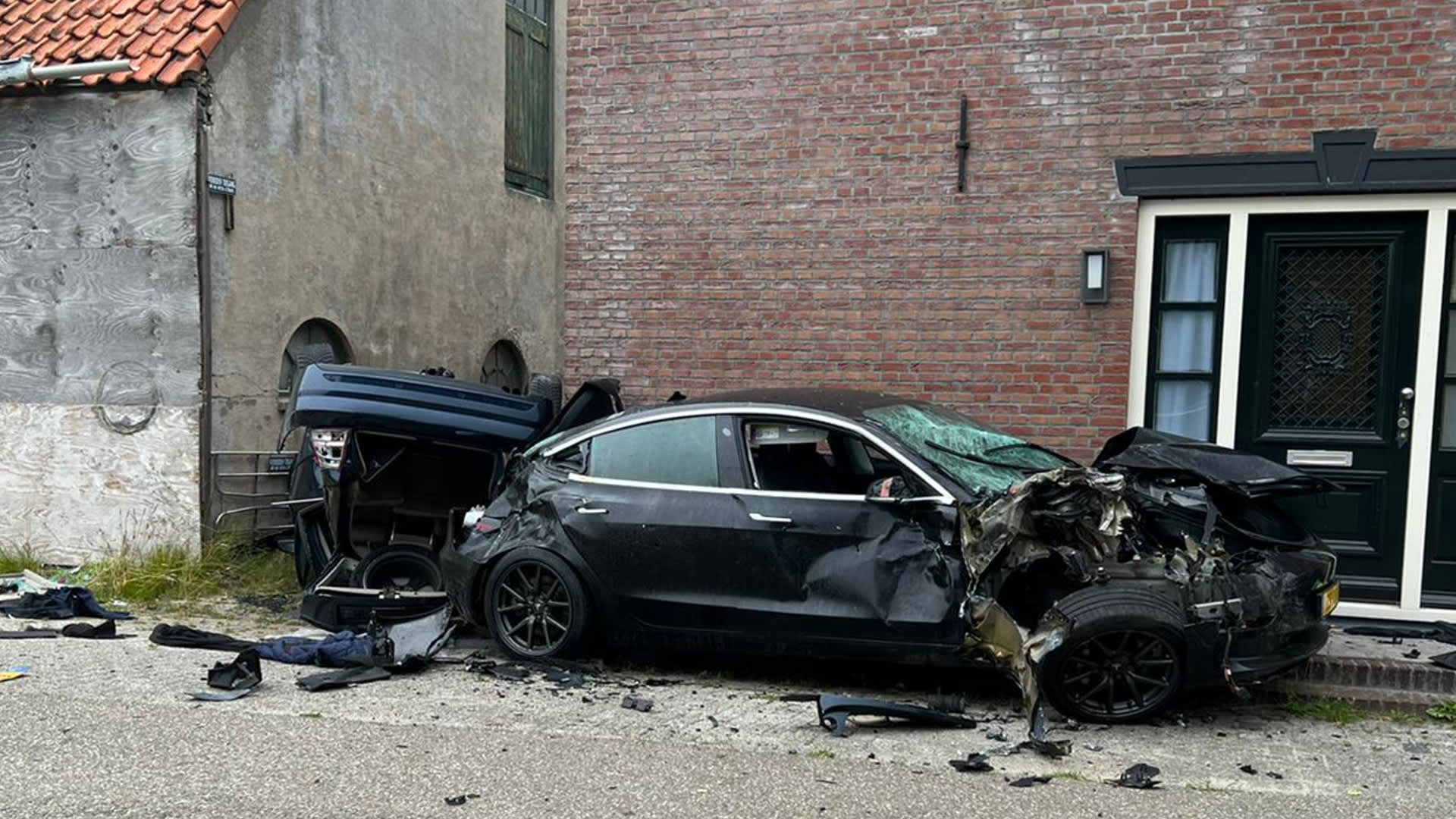 Politieachtervolging eindigt in zware crash Hazerswoude-Rijndijk: 'Zo tegen Tesla geknald'