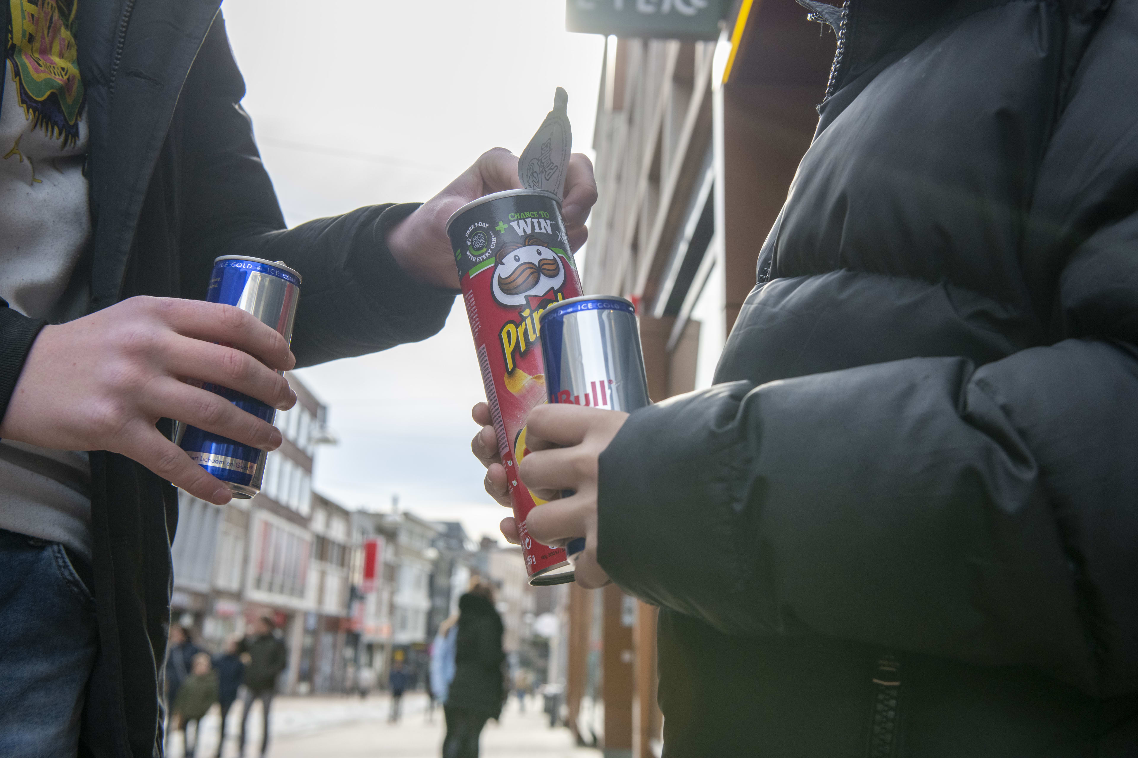 Weer ophef over energiedrankje: 4 vragen over deze ongezonde oppeppers beantwoord