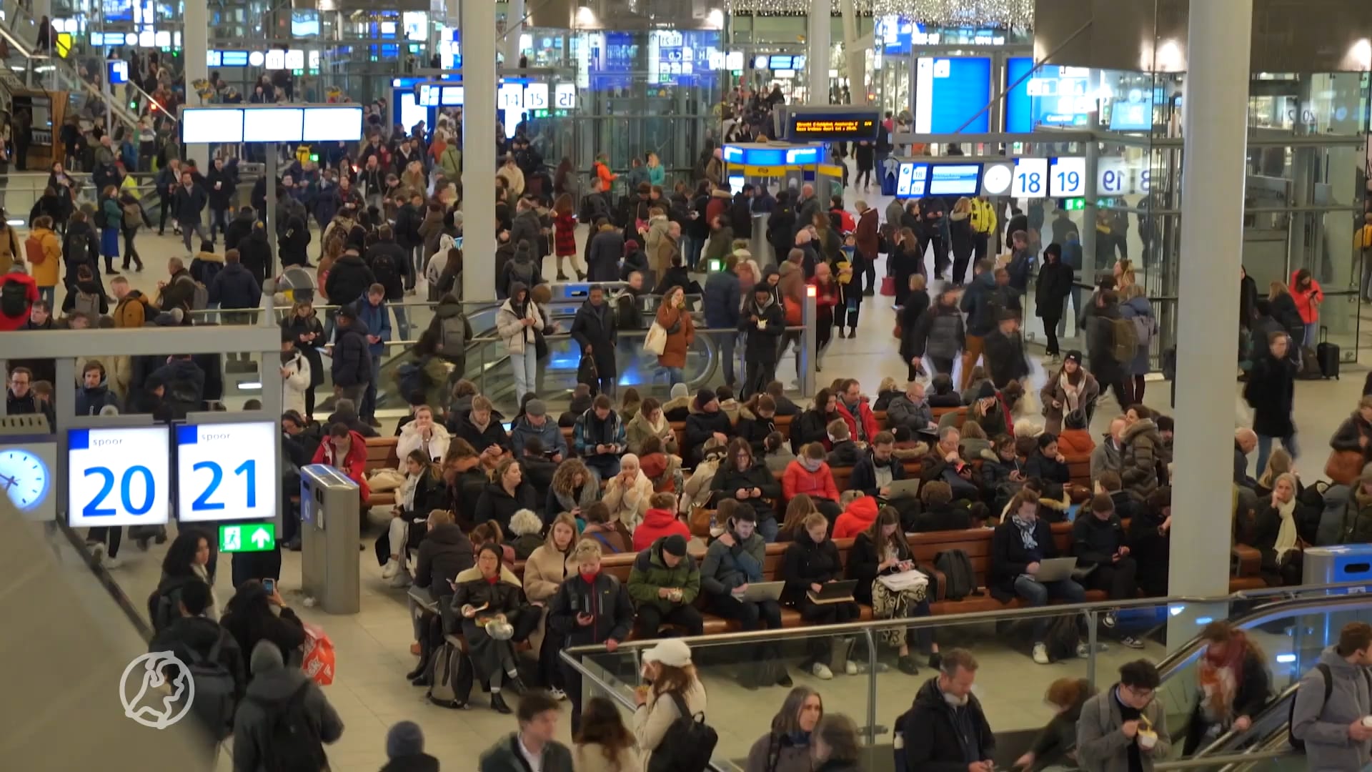 Gevolgen stroomstoring Utrecht Centraal hele avond voelbaar: 'Gaat nog uren duren' 