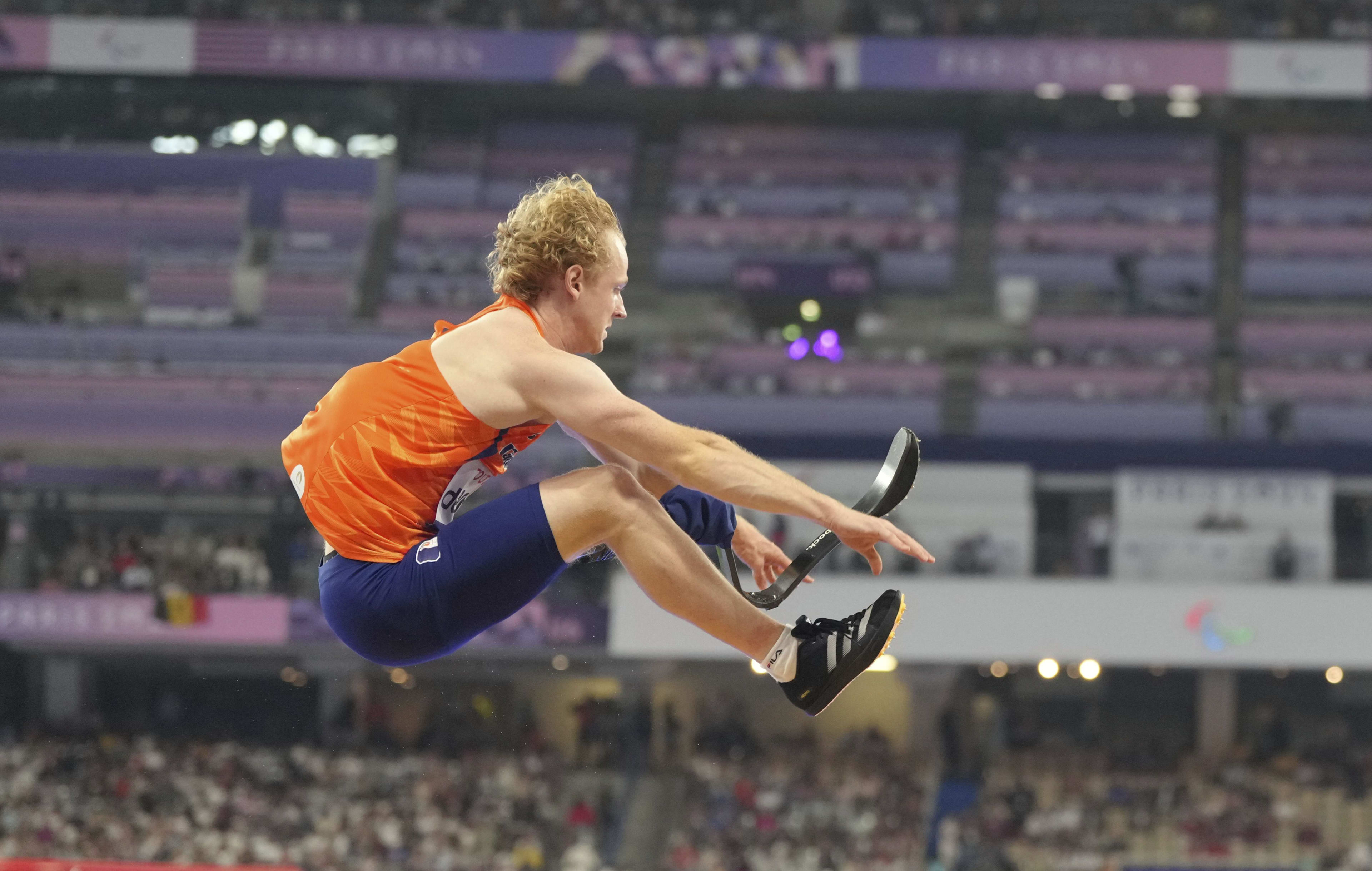 Dubbele overwinning: De Jong springt met wereldrecord naar paralympisch goud