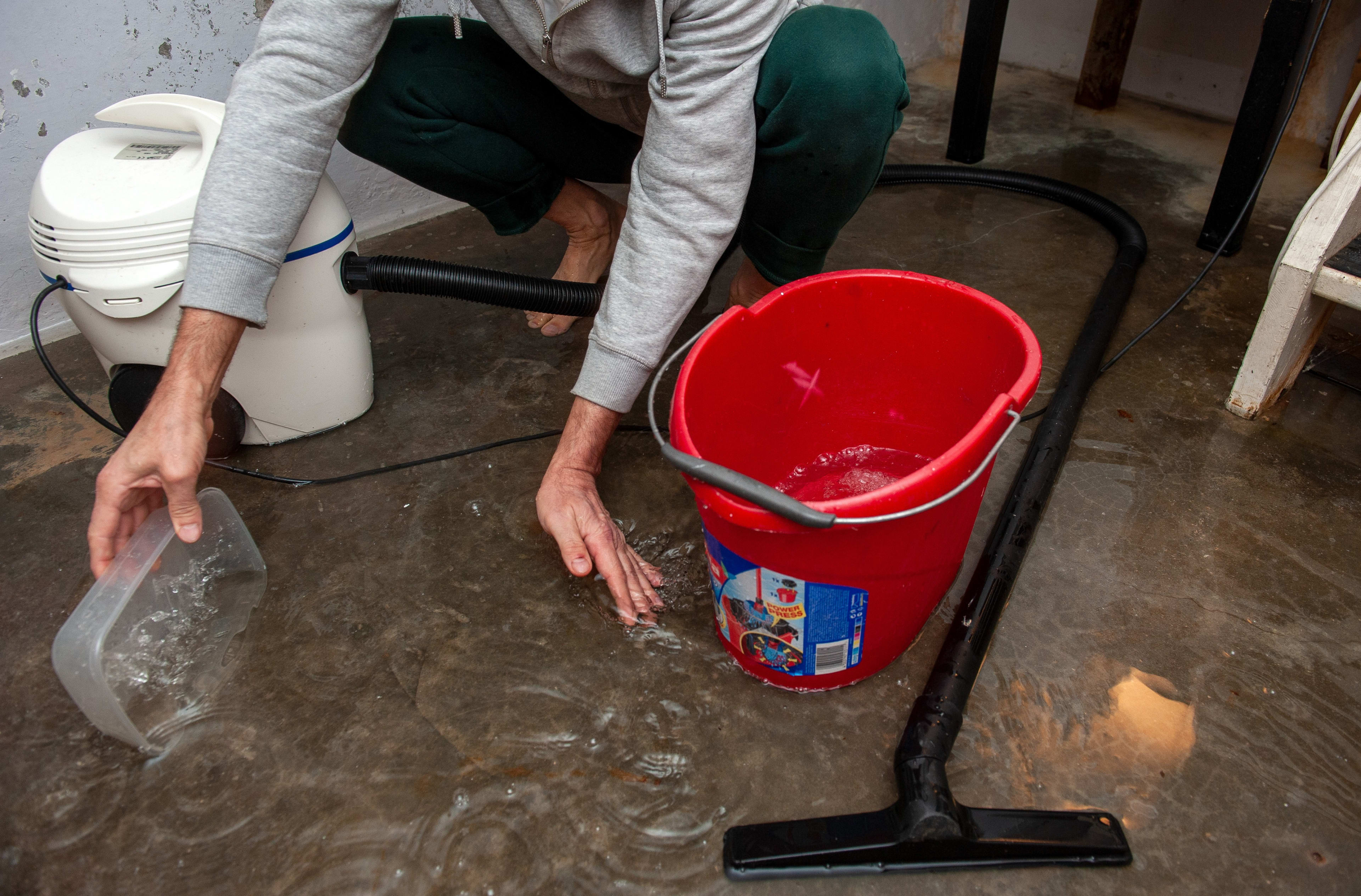 Straten en kelders lopen onder water: dit moet je doen bij wateroverlast