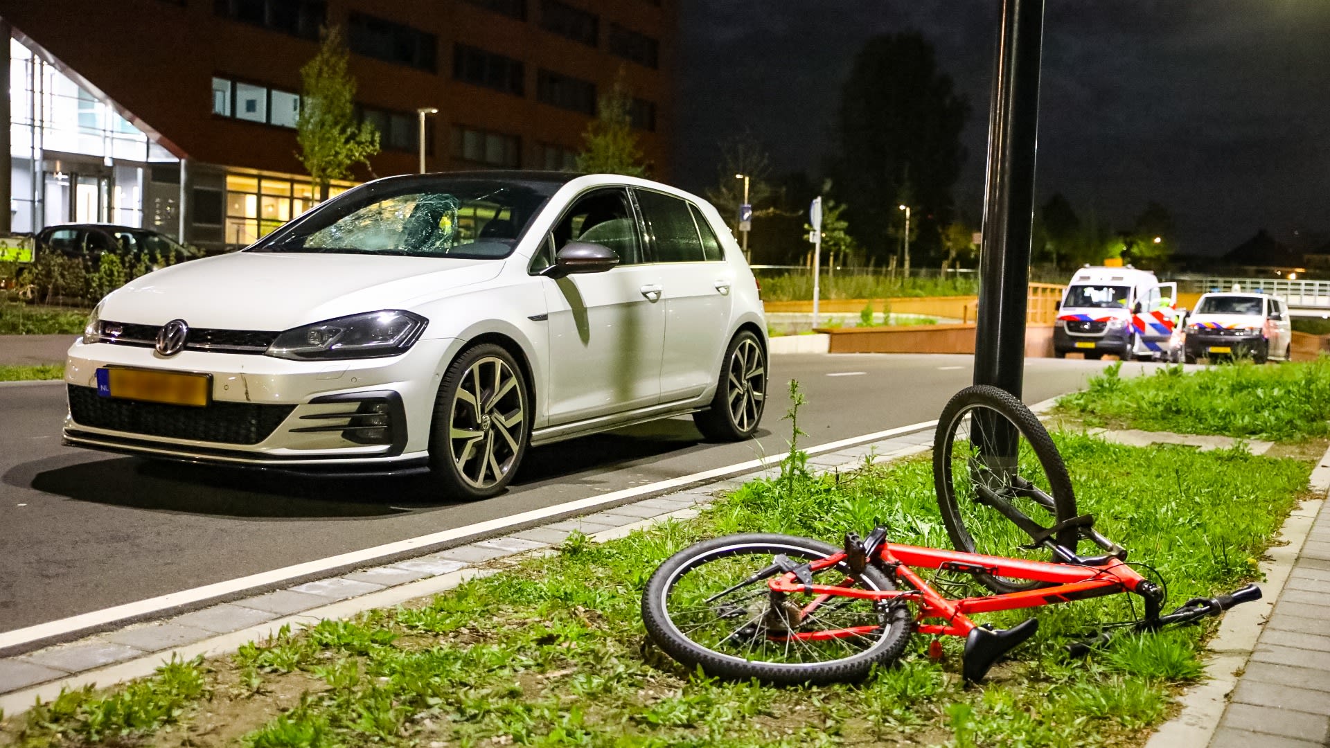 Kind (9) geschept door auto in Apeldoorn: 'Meters door de lucht geslingerd'