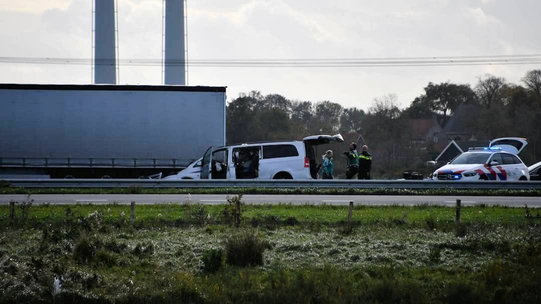 Vier gewonden bij ongeluk met vrachtwagen en taxibusje bij Goes