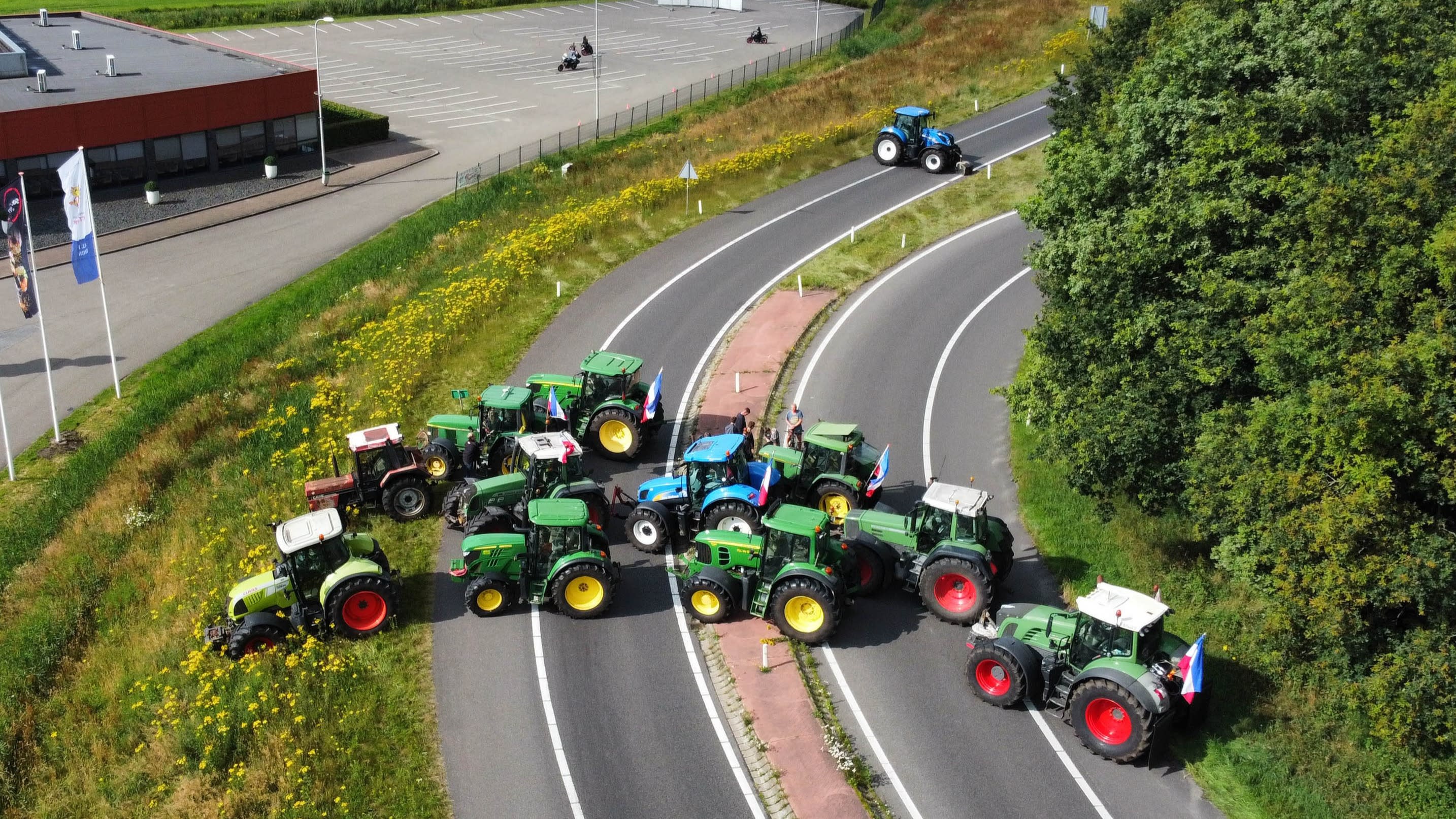 LIVEBLOG: ME beëindigt blokkade distributiecentrum in Sneek  | Afsluitdijk weer open na blokkade 