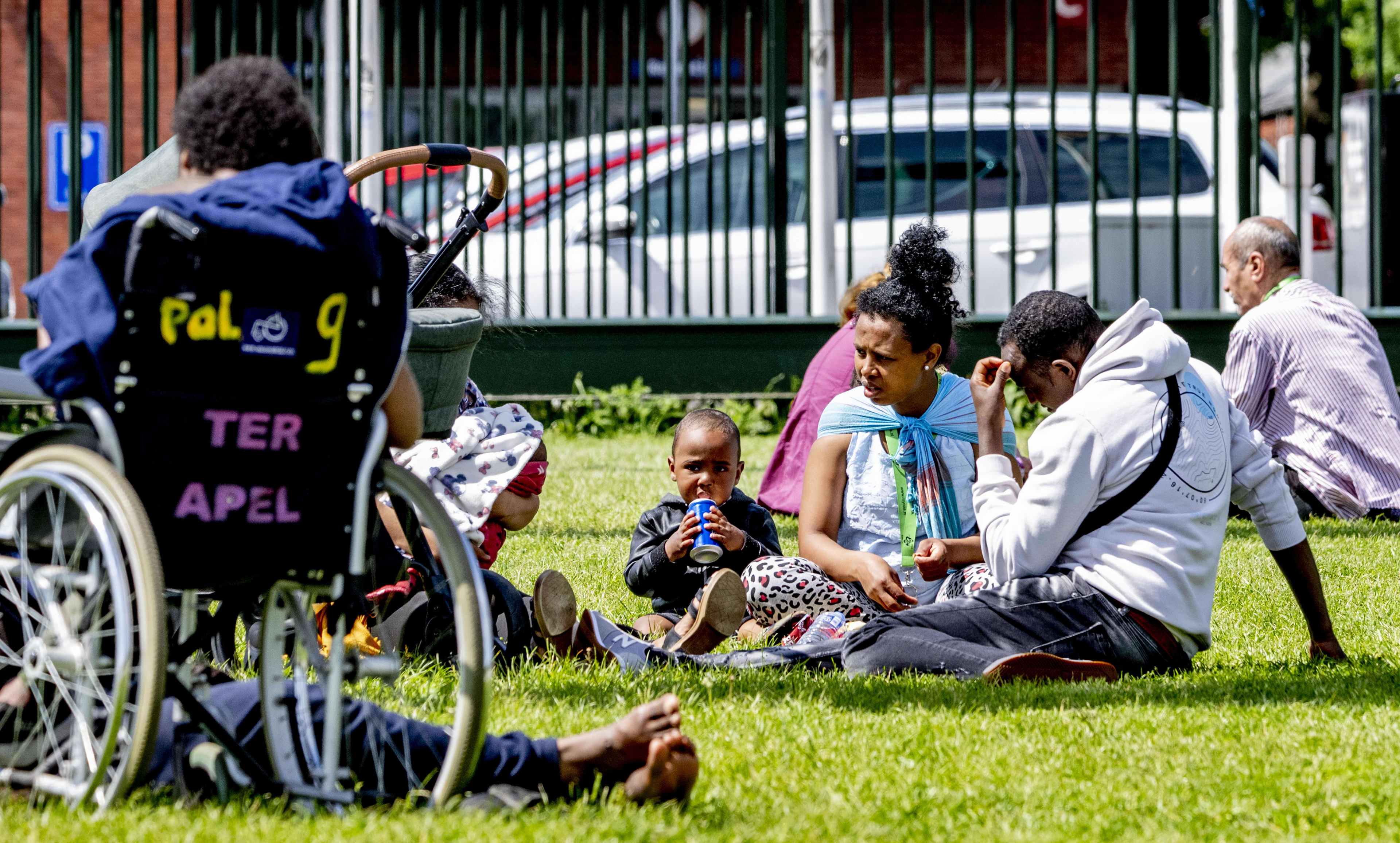 Asielzoekers overnachten op stoelen in aanmeldcentrum Ter Apel