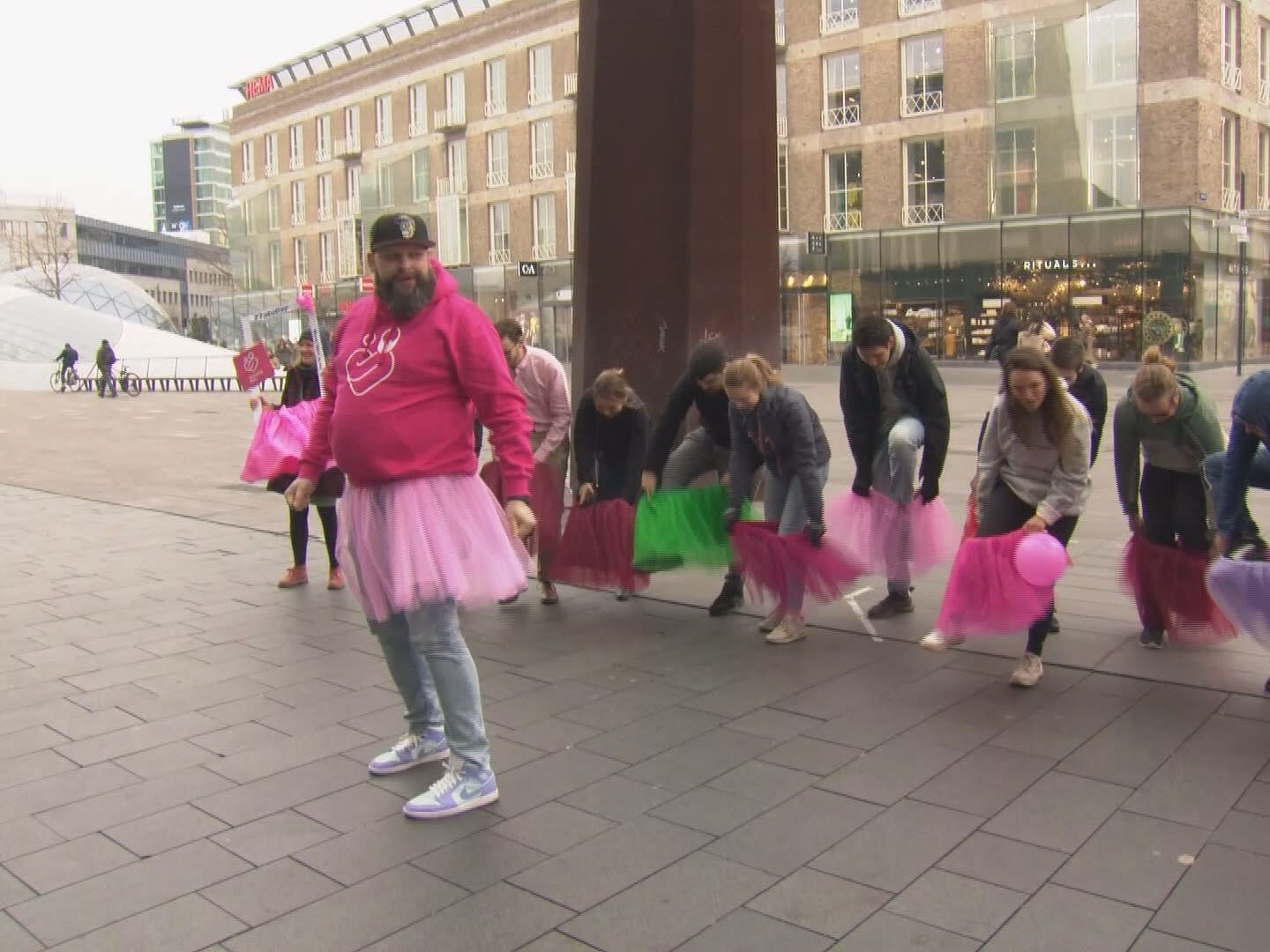 Terminaal zieke Evert loopt in tutu door Eindhoven: 'Herinnering voor mijn kinderen'