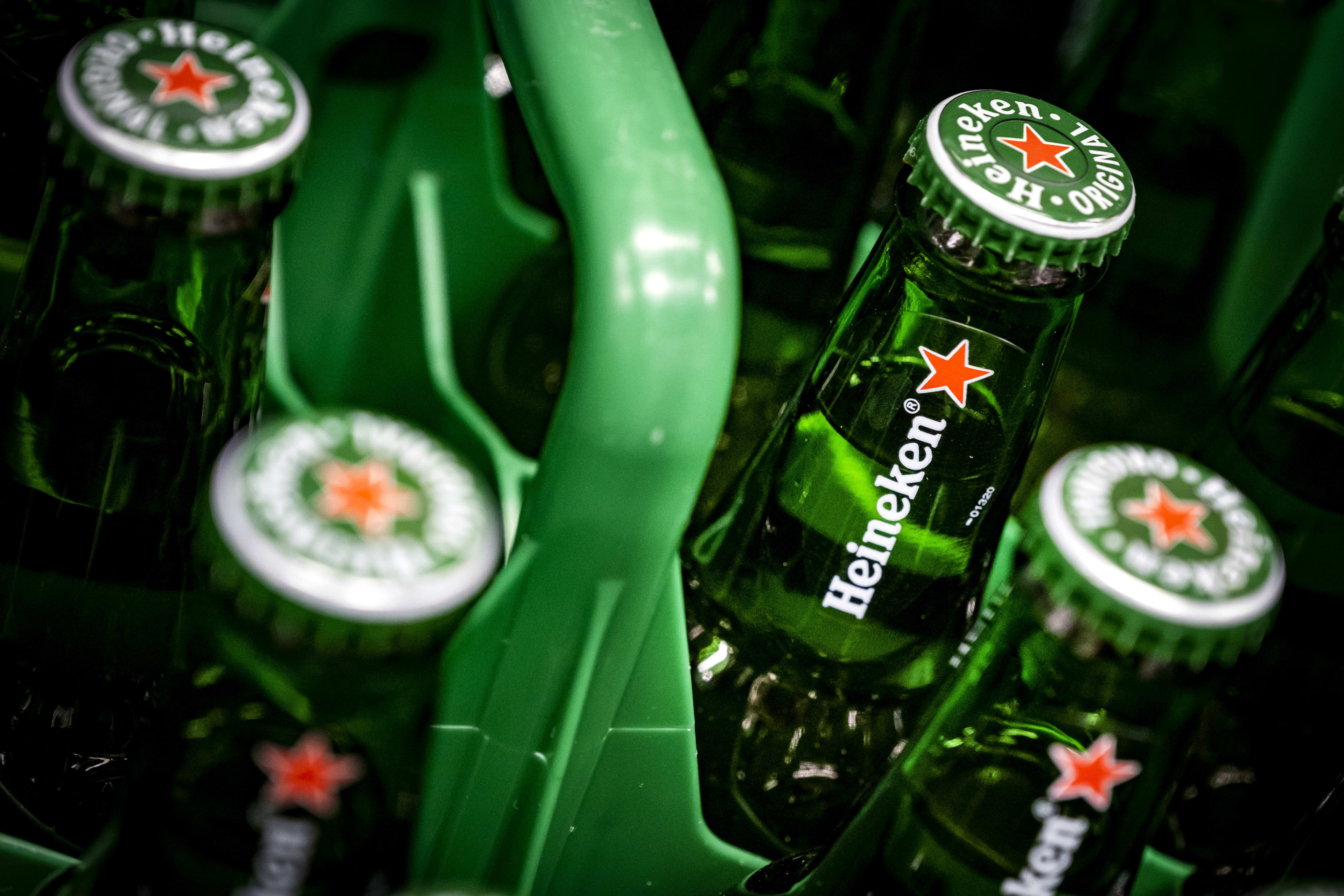 Bierliefhebbers opgelet: Heineken waarschuwt voor stukjes glas in deze bierflesjes