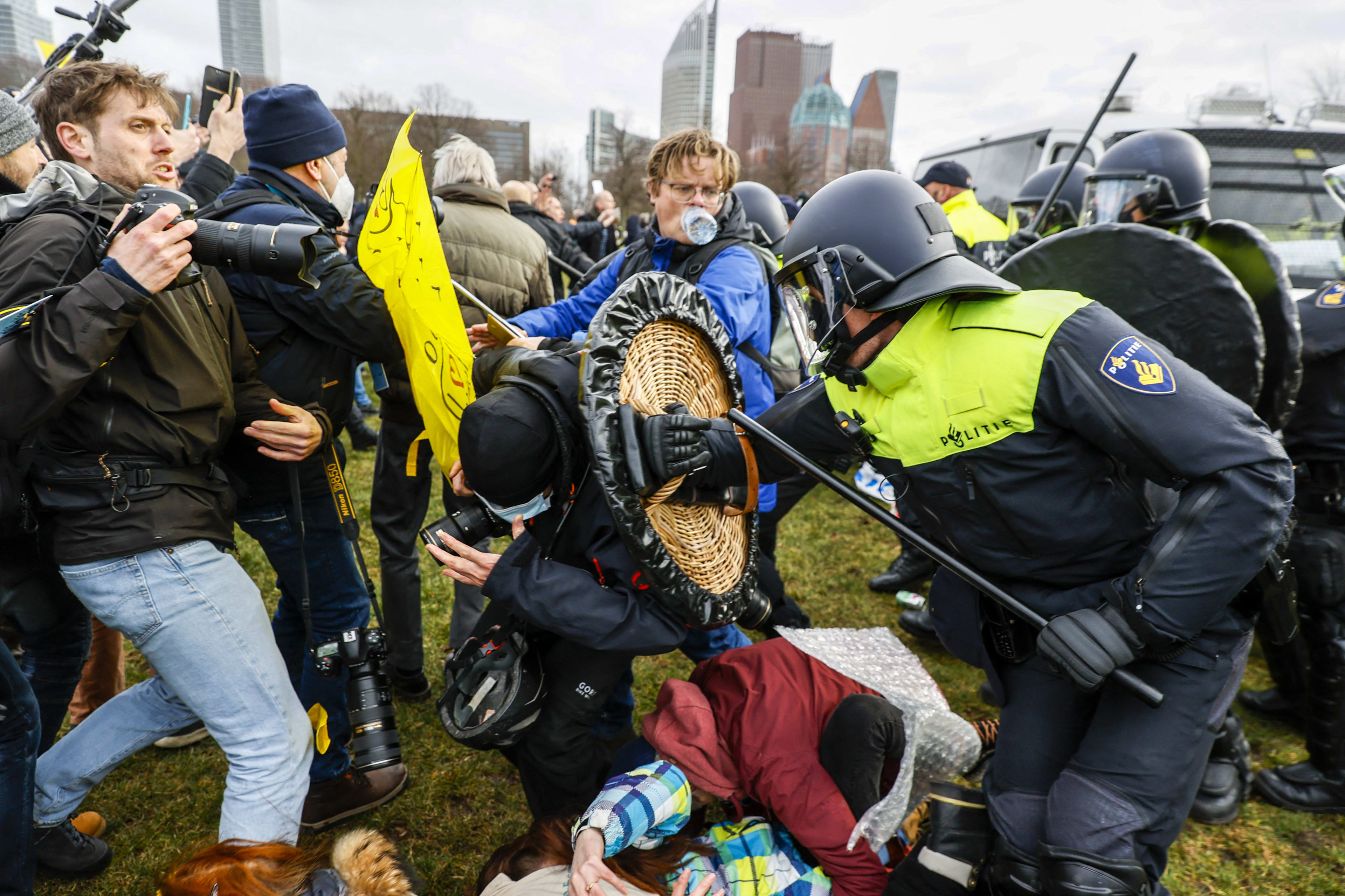 'Anti-lockdownactivisten werden harder aangepakt dan andere demonstranten'