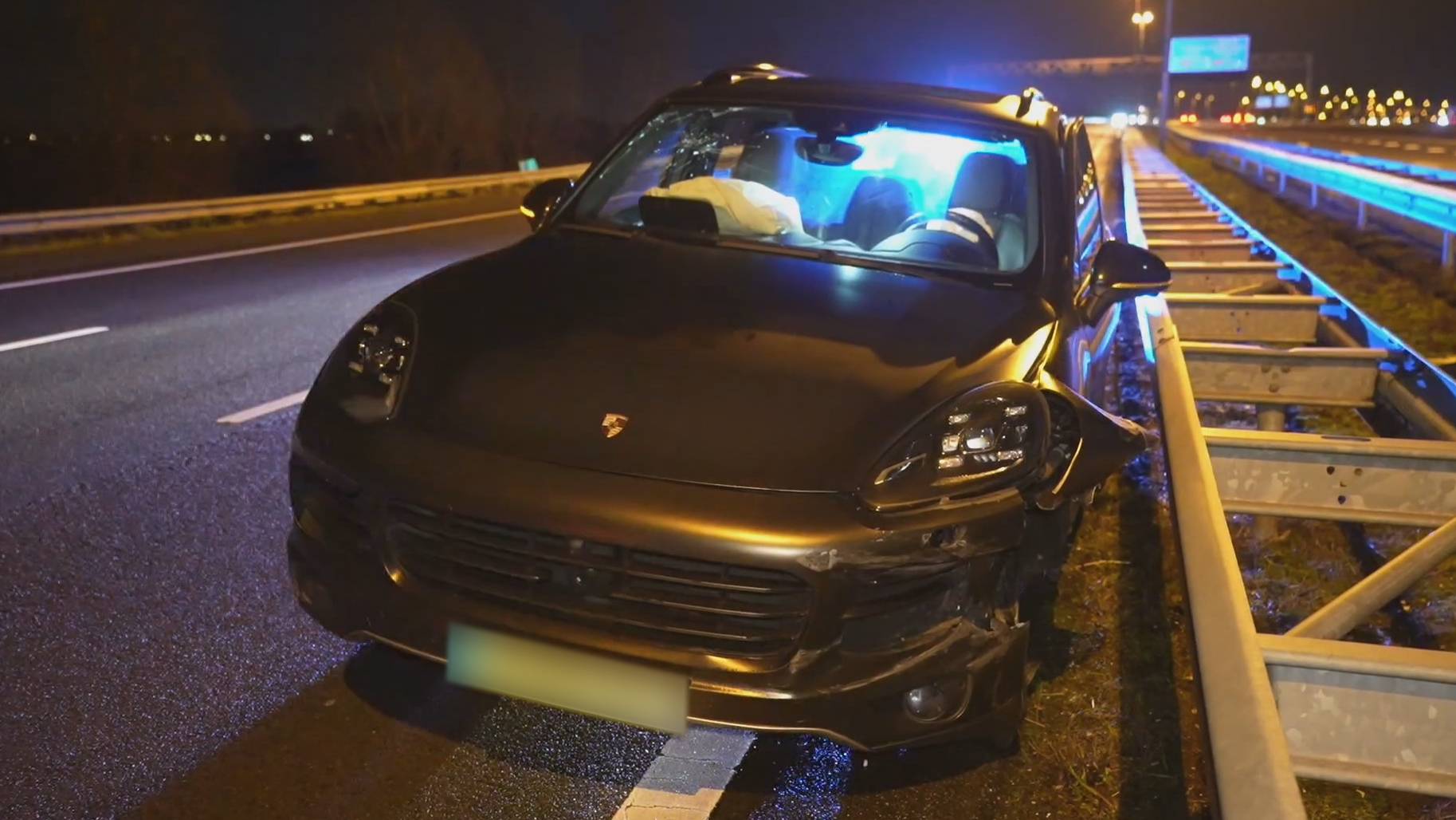 Volkszanger crasht met Porsche na ontwijken spookrijder