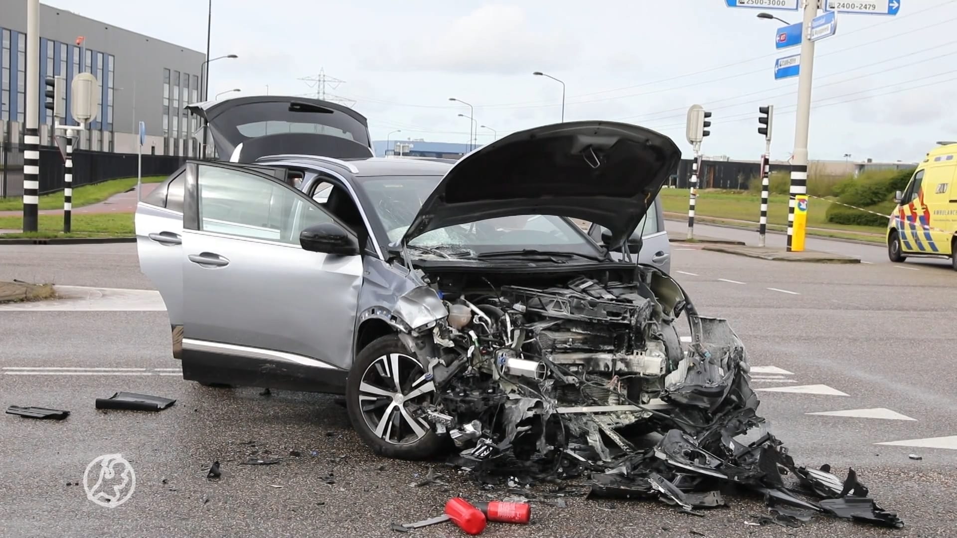 Politieachtervolging eindigt in crash op industrieterrein, twee gewonden