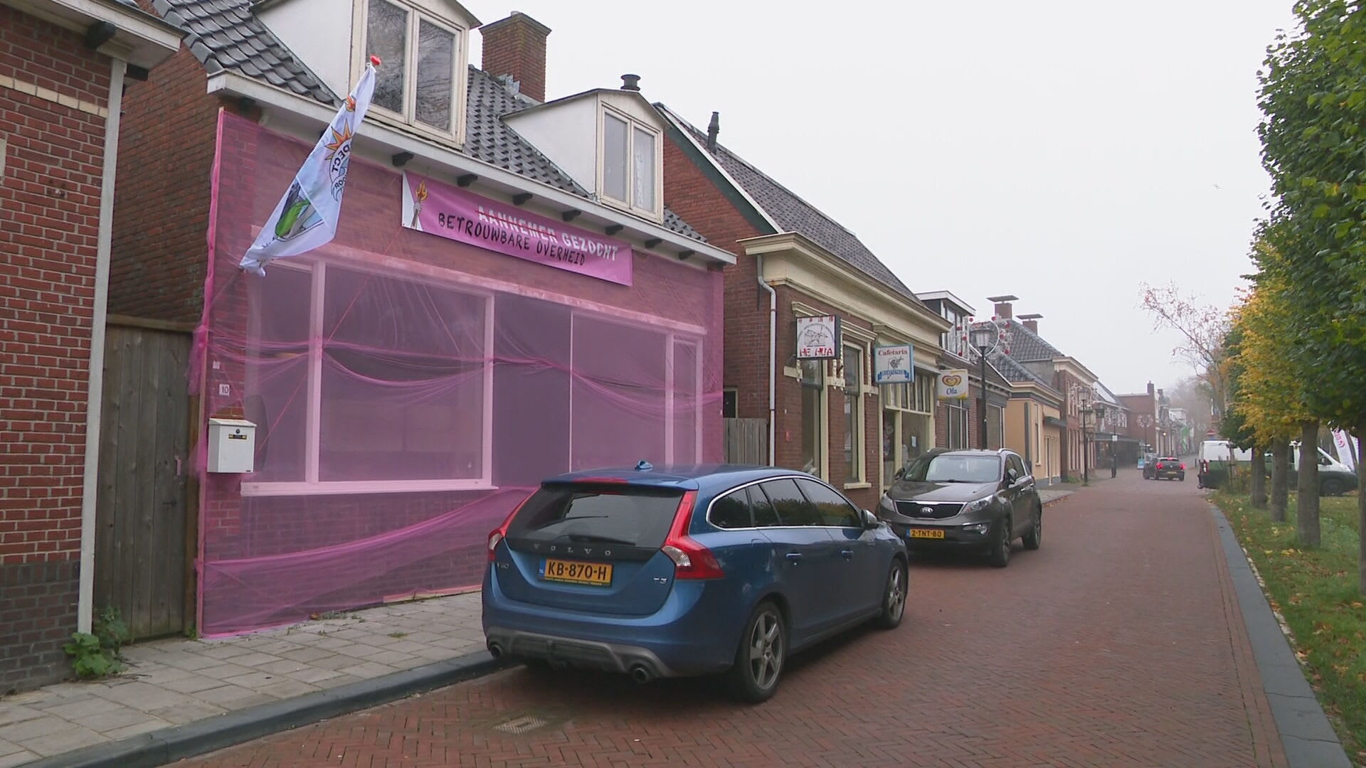 Gronings huis met roze doeken ingepakt nadat aannemer stopt: 'Het gaat hier fout'