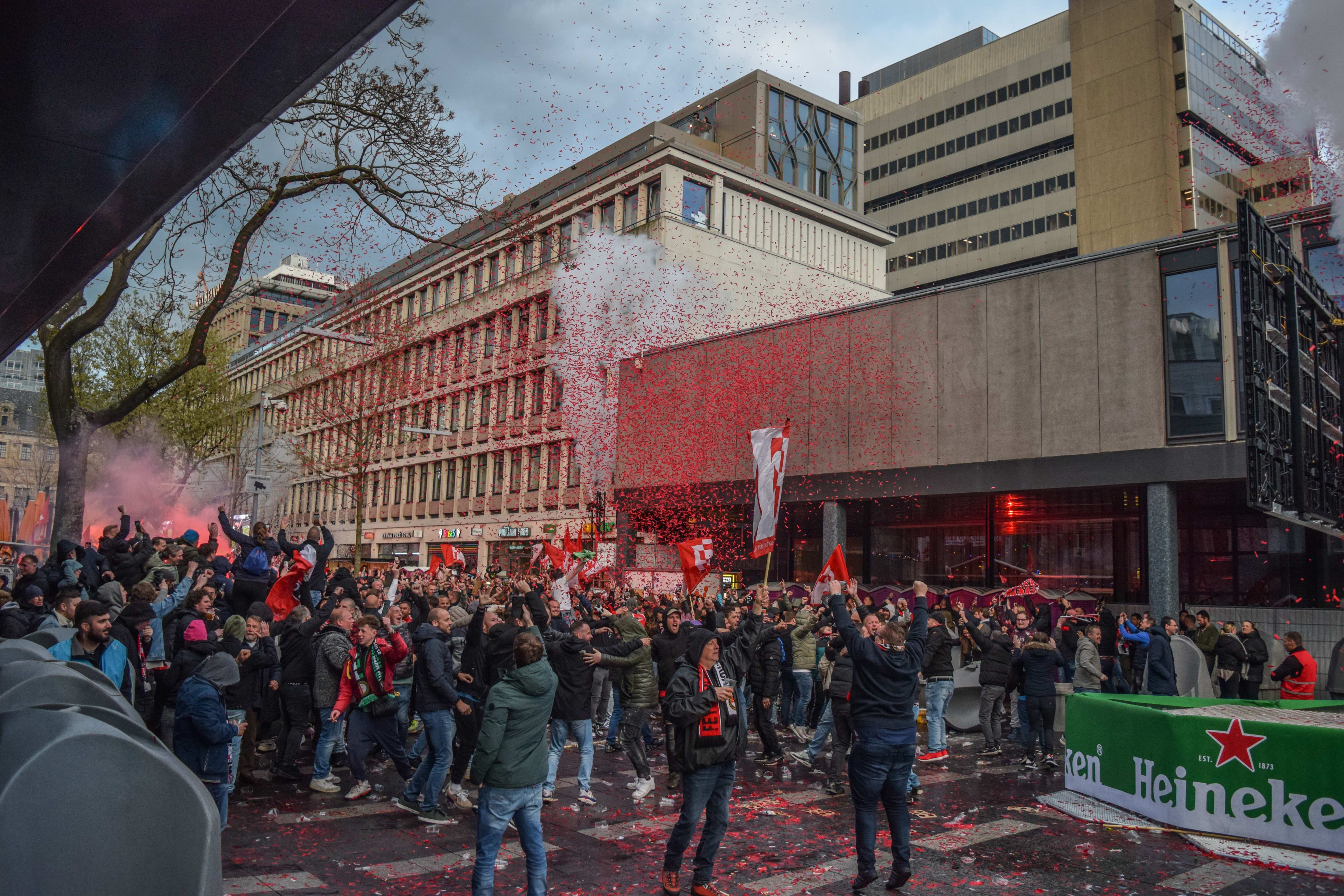 Rotterdam ontwaakt na bekerfeest, eerste fans druppelen binnen voor huldiging