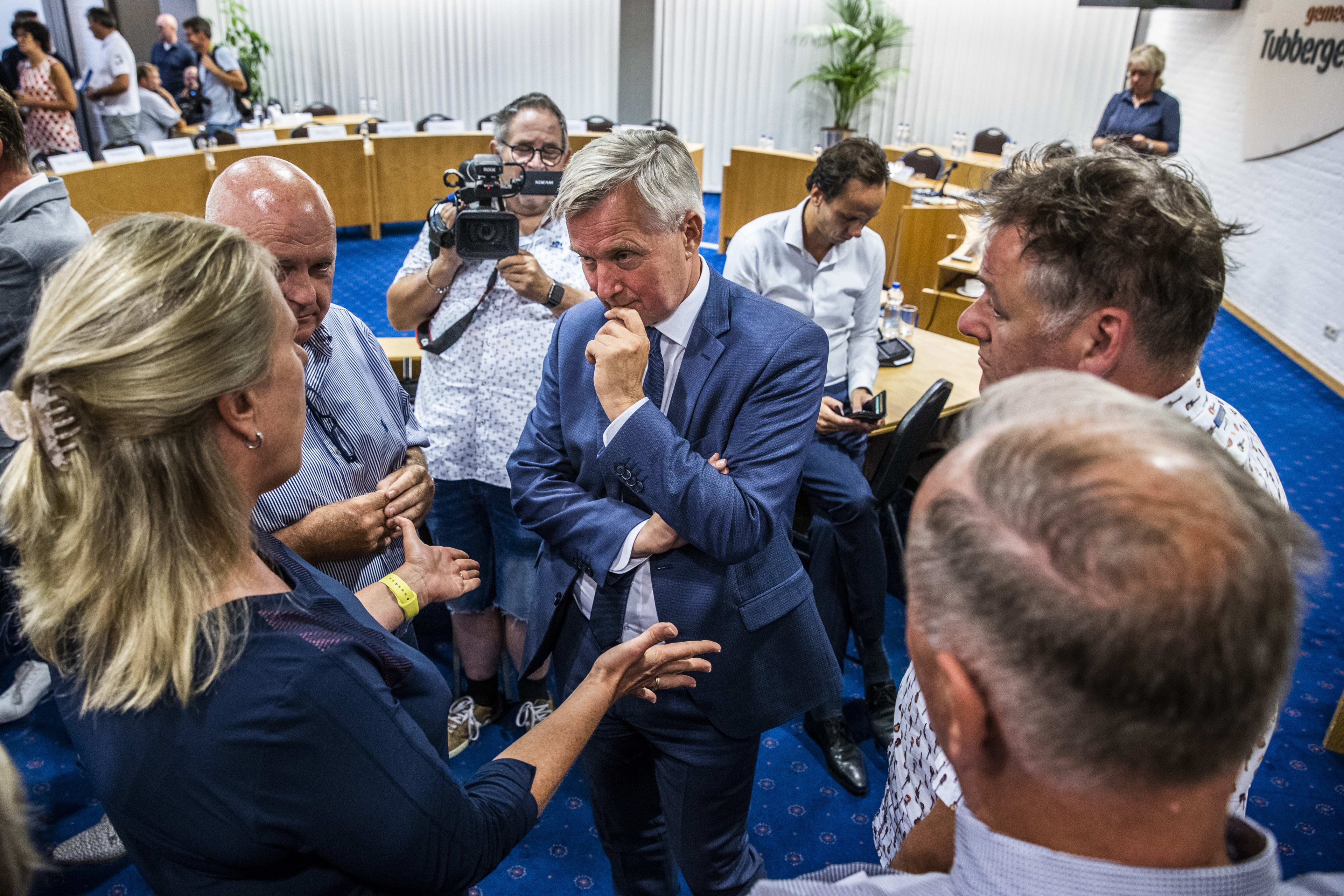 Bomvolle zaal bij emotionele vergadering over 'asielhotel' Albergen: 'Veel uitgestoken handen'