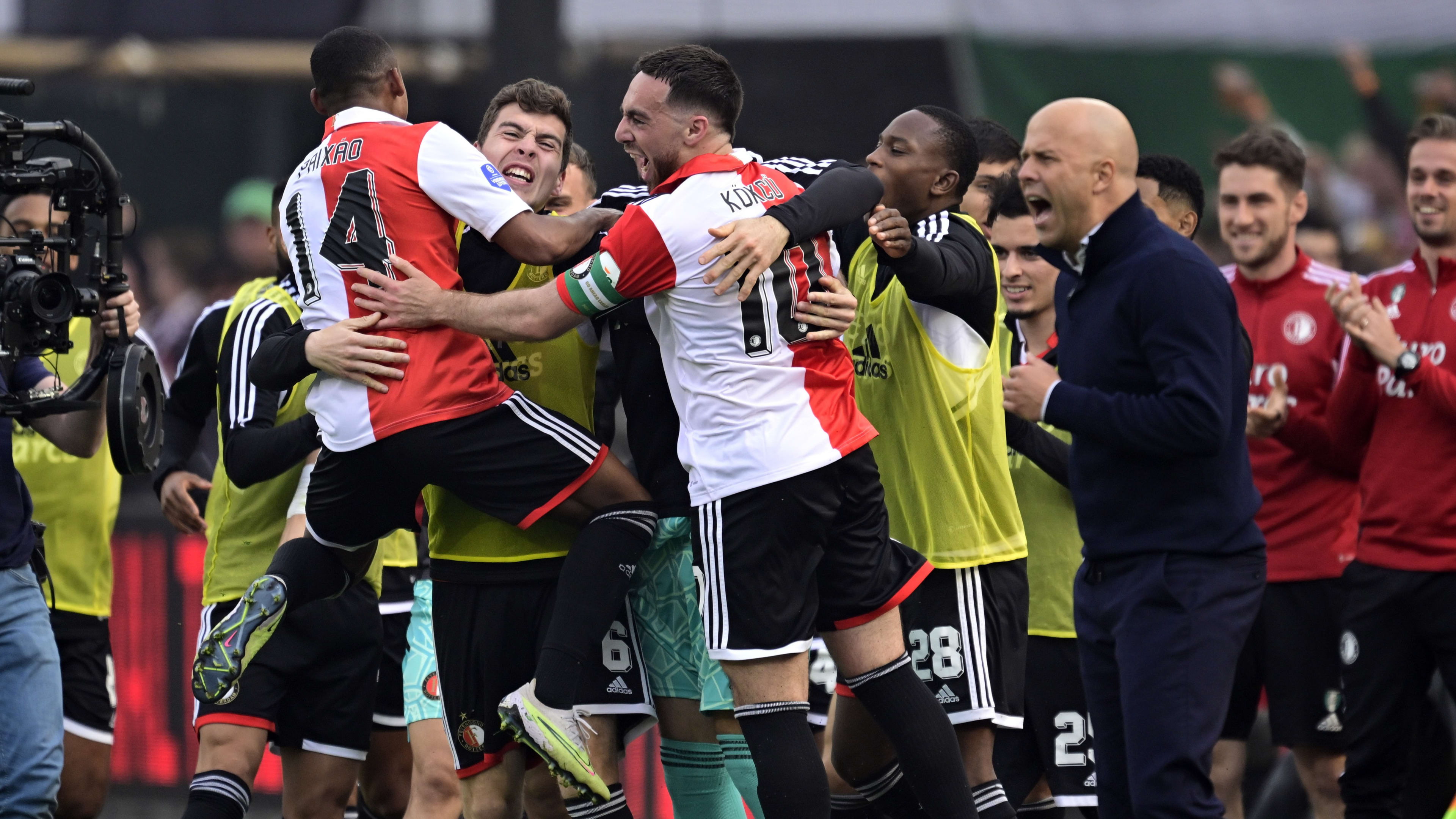 Rotterdam op z'n kop: Feyenoord wint en is voor de 16e keer landskampioen
