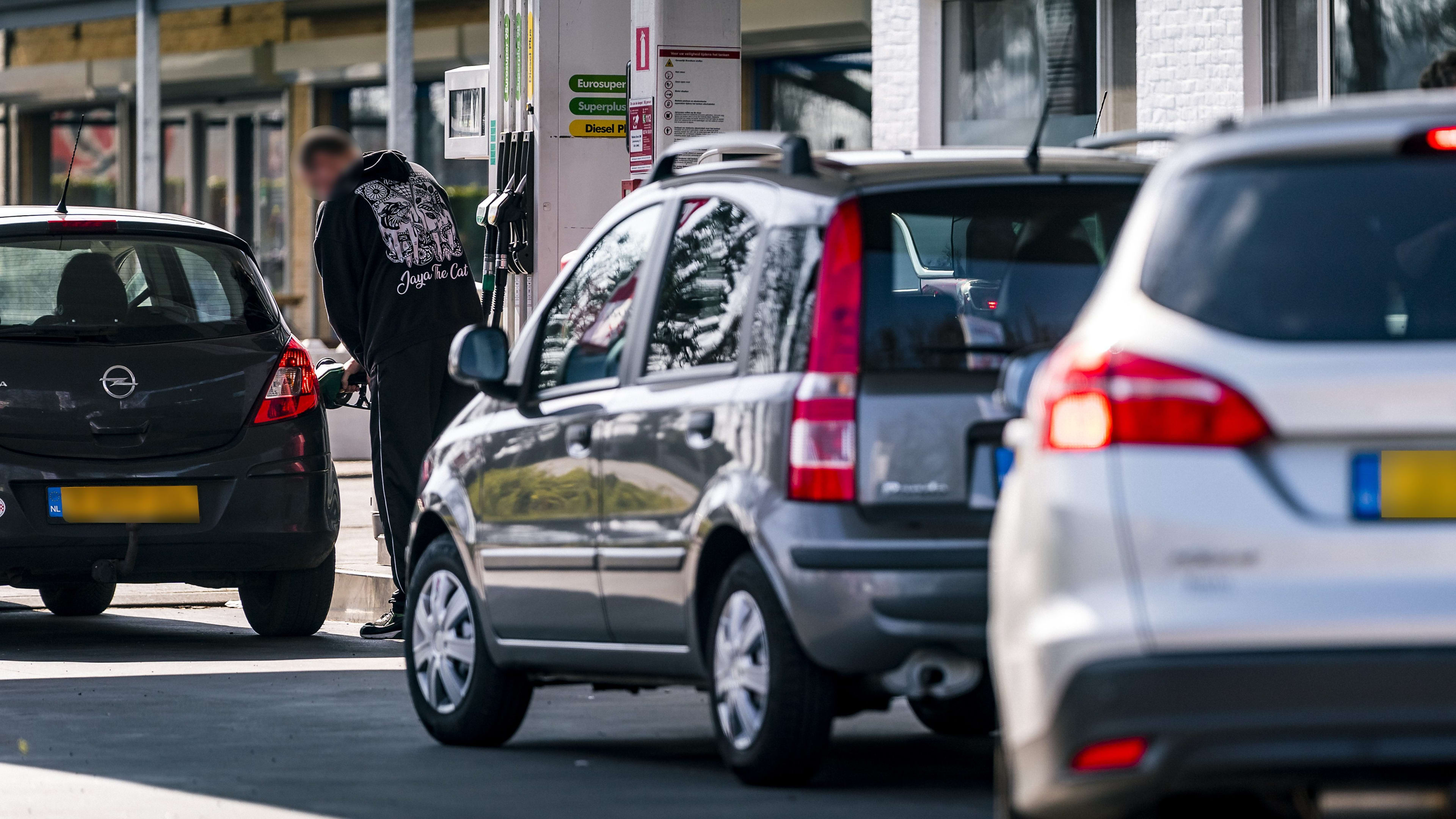 Nederlanders overspoelen Belgische tankstations: 'Scheelt 15 euro'