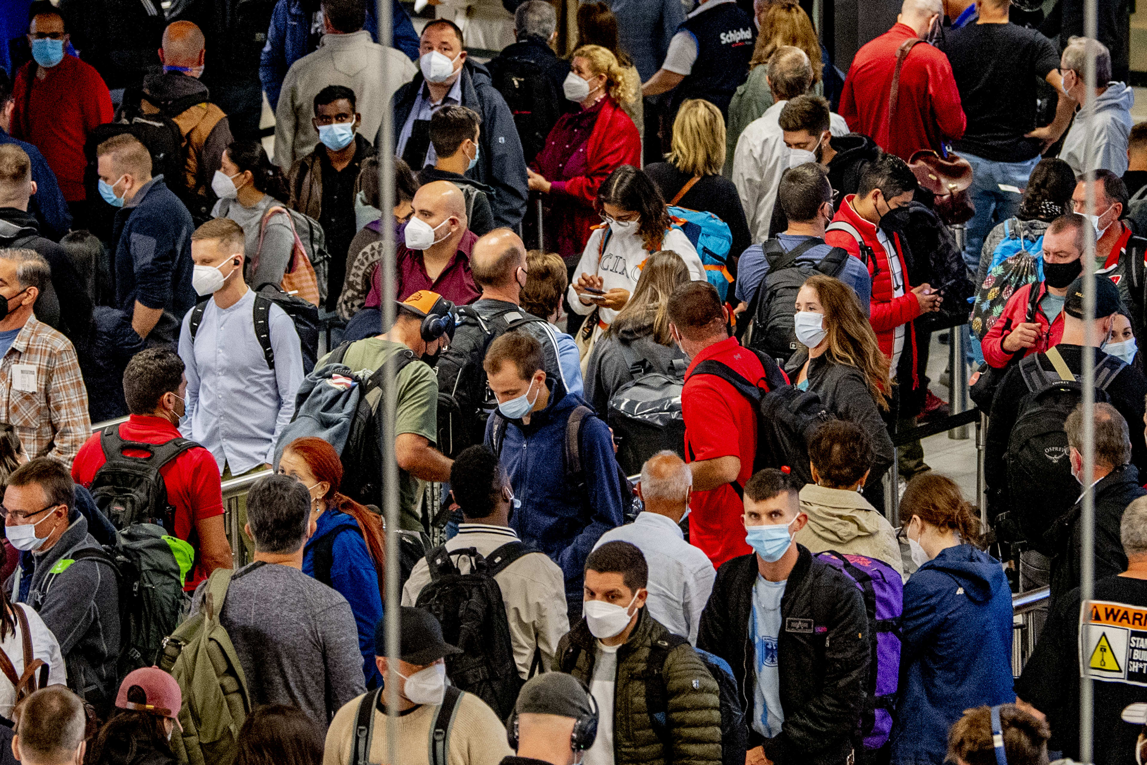 Ruim honderd passagiers missen KLM-vlucht door warboel op Schiphol