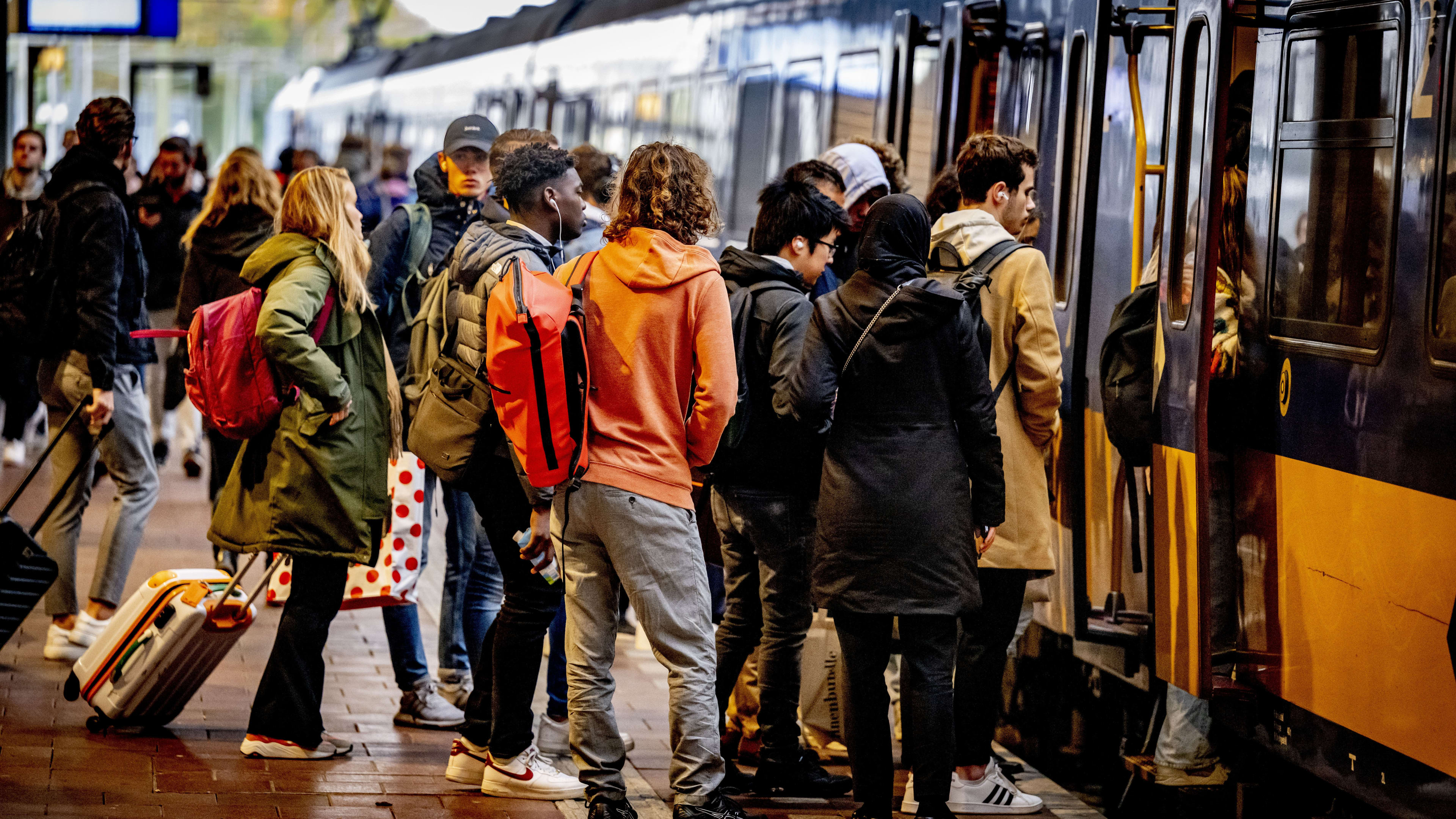NS wil treinreizen tijdens de spits duurder maken, reizigersorganisatie boos