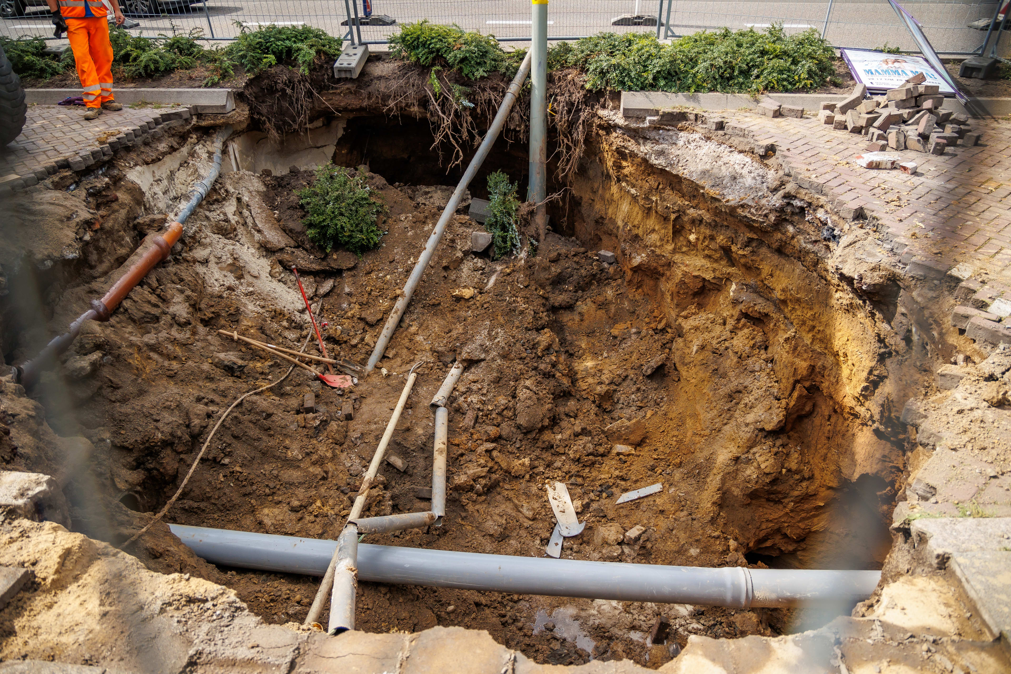 Bejaard stel valt met rollator en al in sinkhole 