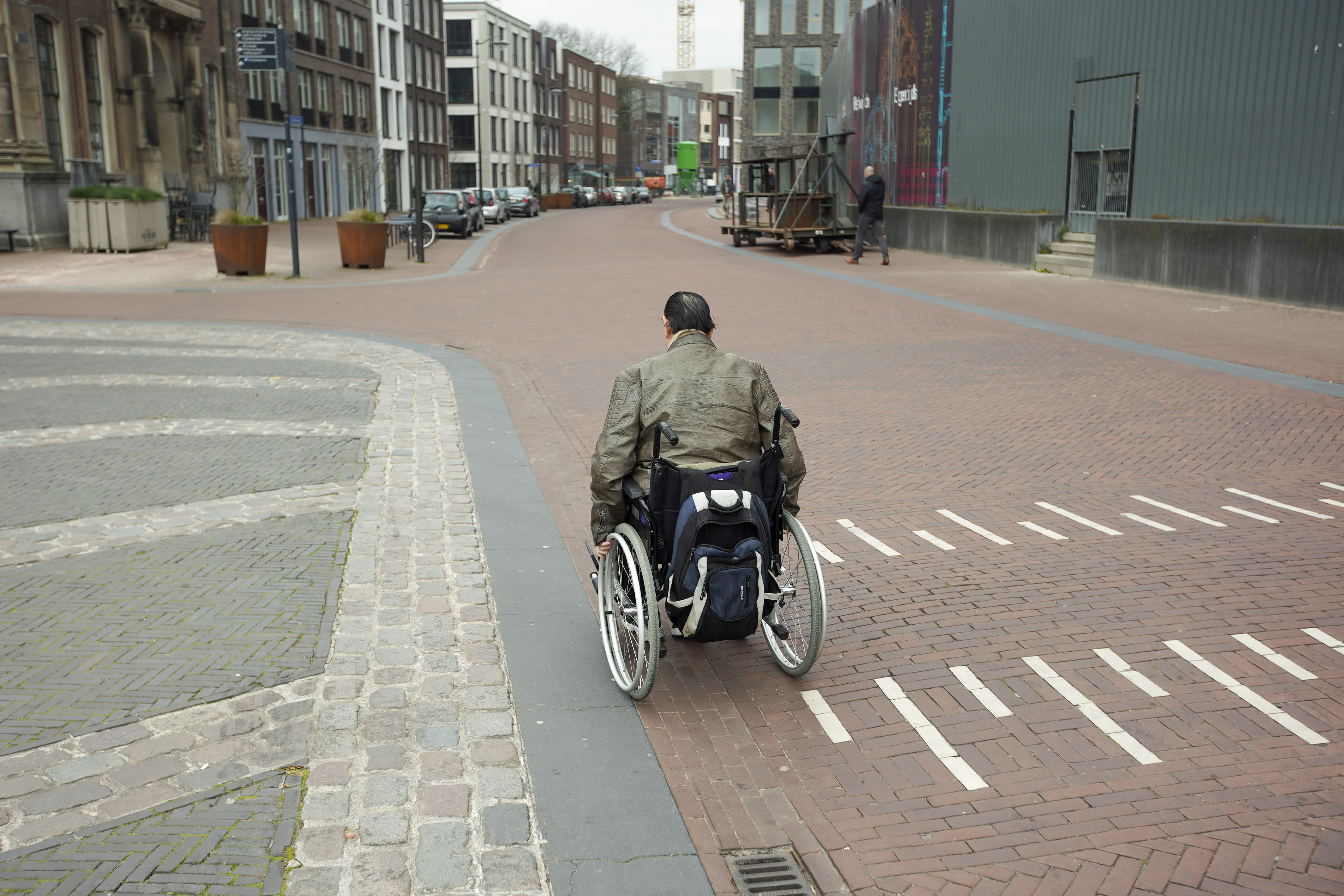 Gouden kettingen van nek man (75) in rolstoel gerukt in Breda