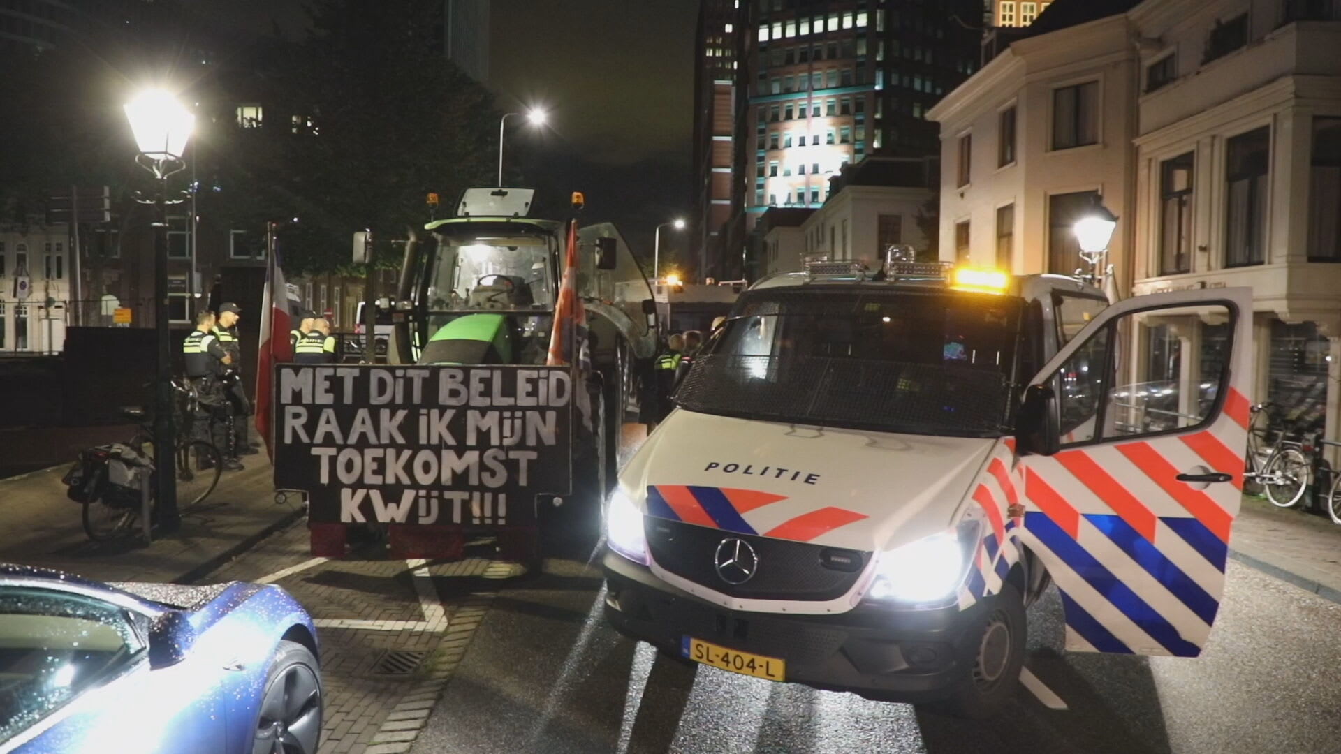 Tientallen boeren onderweg naar Den Haag, politie neemt trekkers in beslag