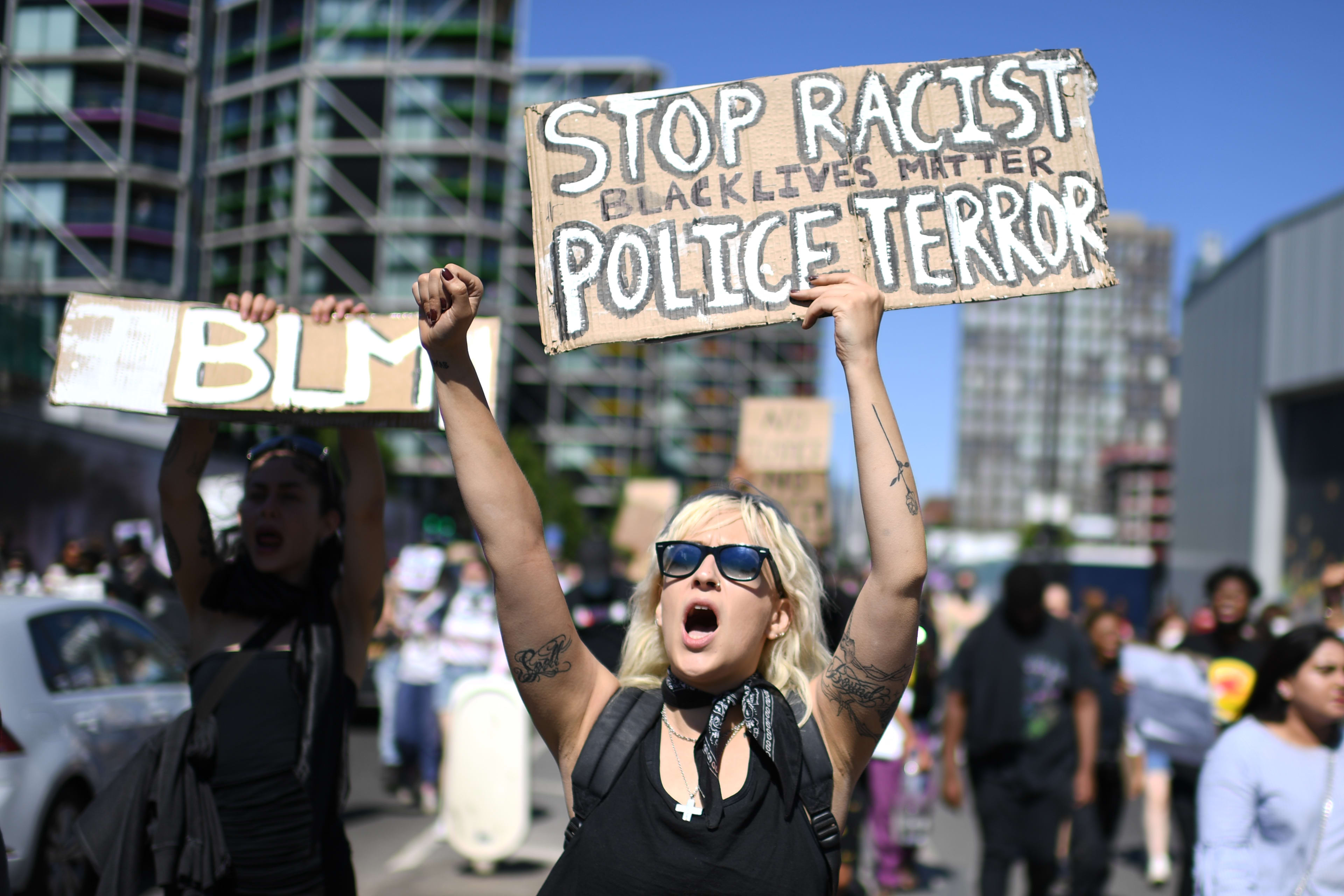 Protest tegen 'politiegeweld tegen zwarten' op de Dam in Amsterdam