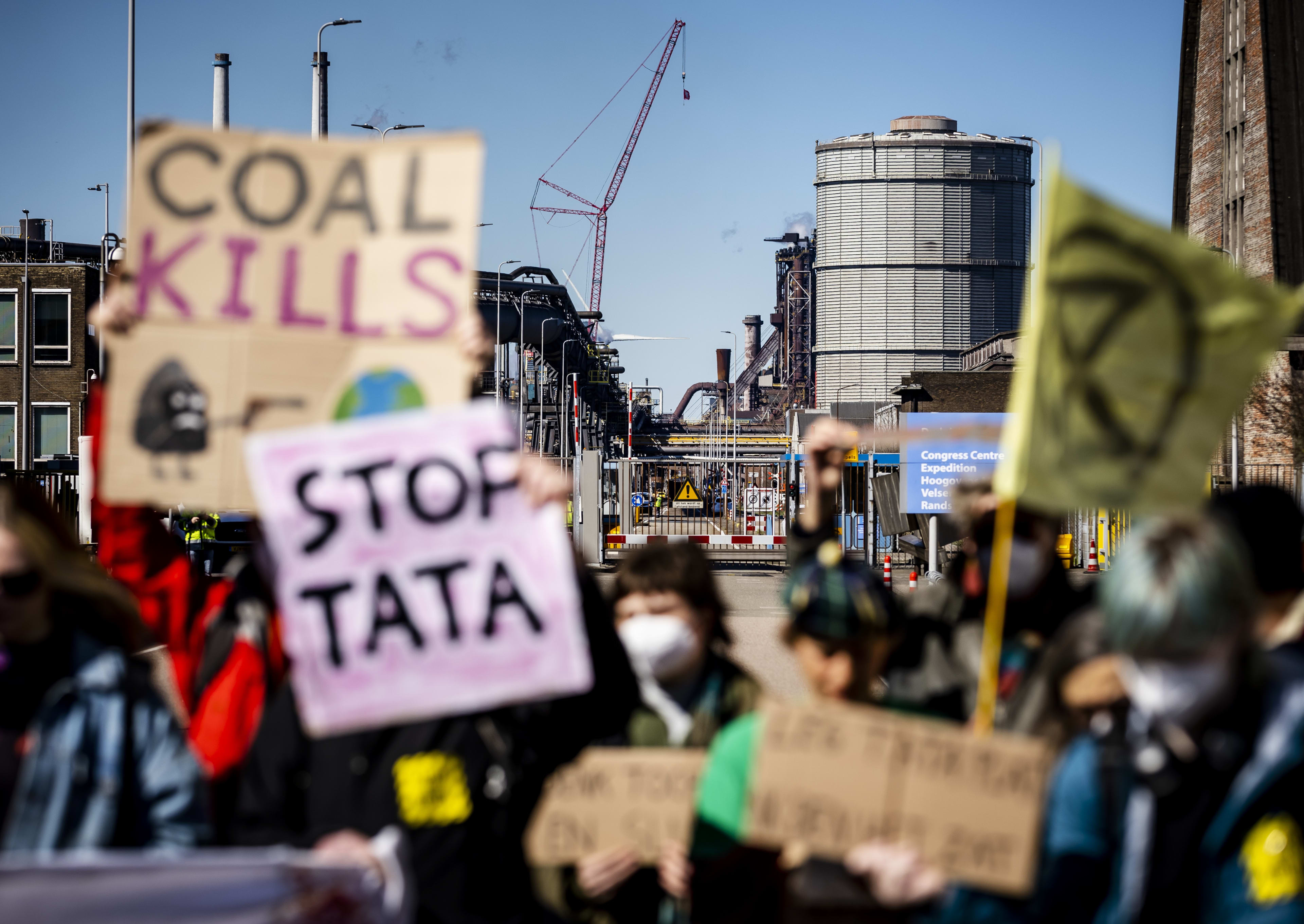 Toegangsweg Tata Steel geblokkeerd door klimaatactivisten