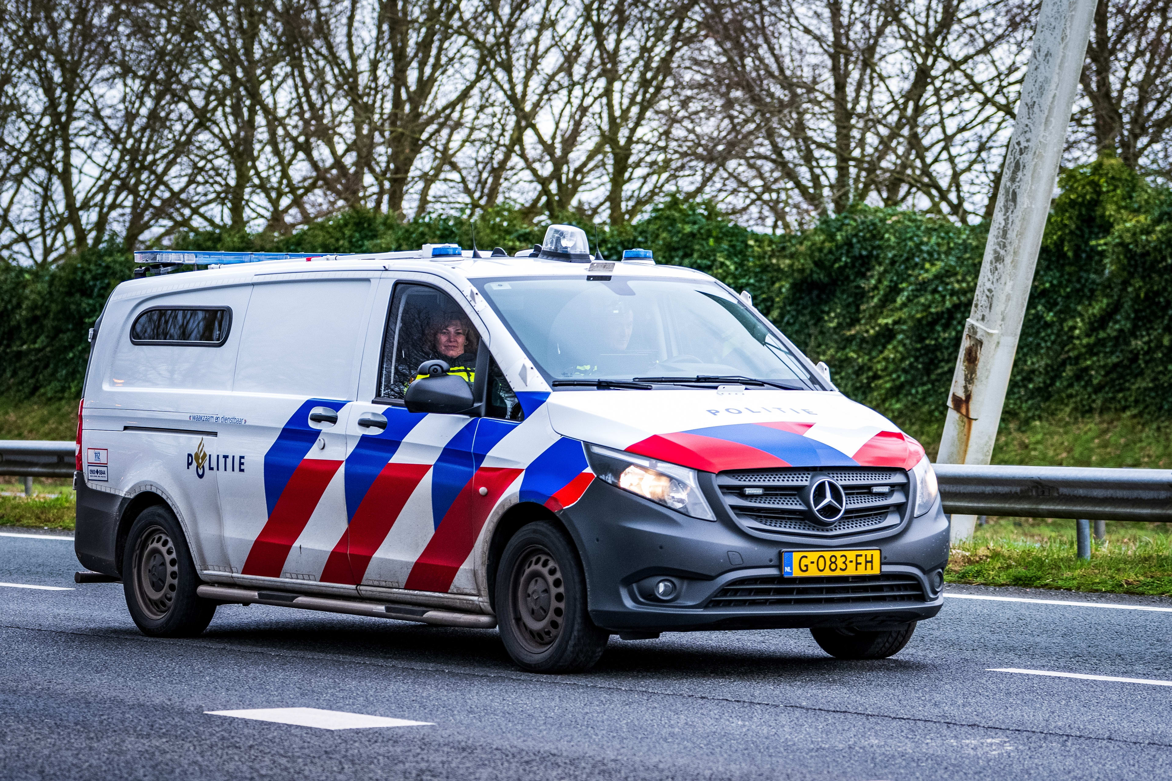 Man steelt politiebusje en ramt meerdere auto's tijdens wilde achtervolging